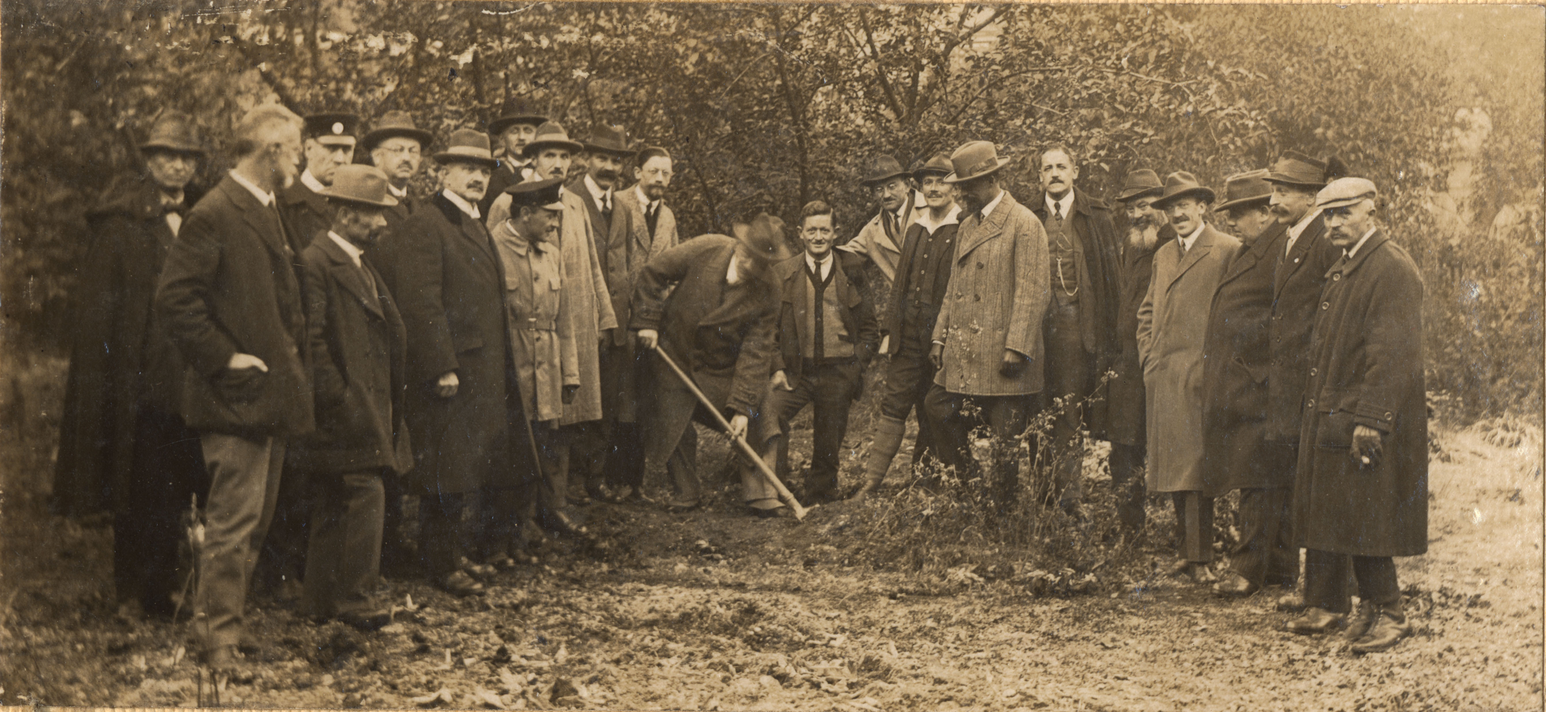 Der erste Spatenstich zum Bau des Rettungsheimes Wilhelm-Greil-Straße 23 (Welsergasse 7a). Unter den Umstehenden u. a. der Obmann der Rettungsabteilung, Leo Stainer (erste Reihe ganz links), der Kassier, Ferdinand Nessler jun. (4. v. l.) und Obmann-Stellvertreter Anton Gasser (10. v. l.).
