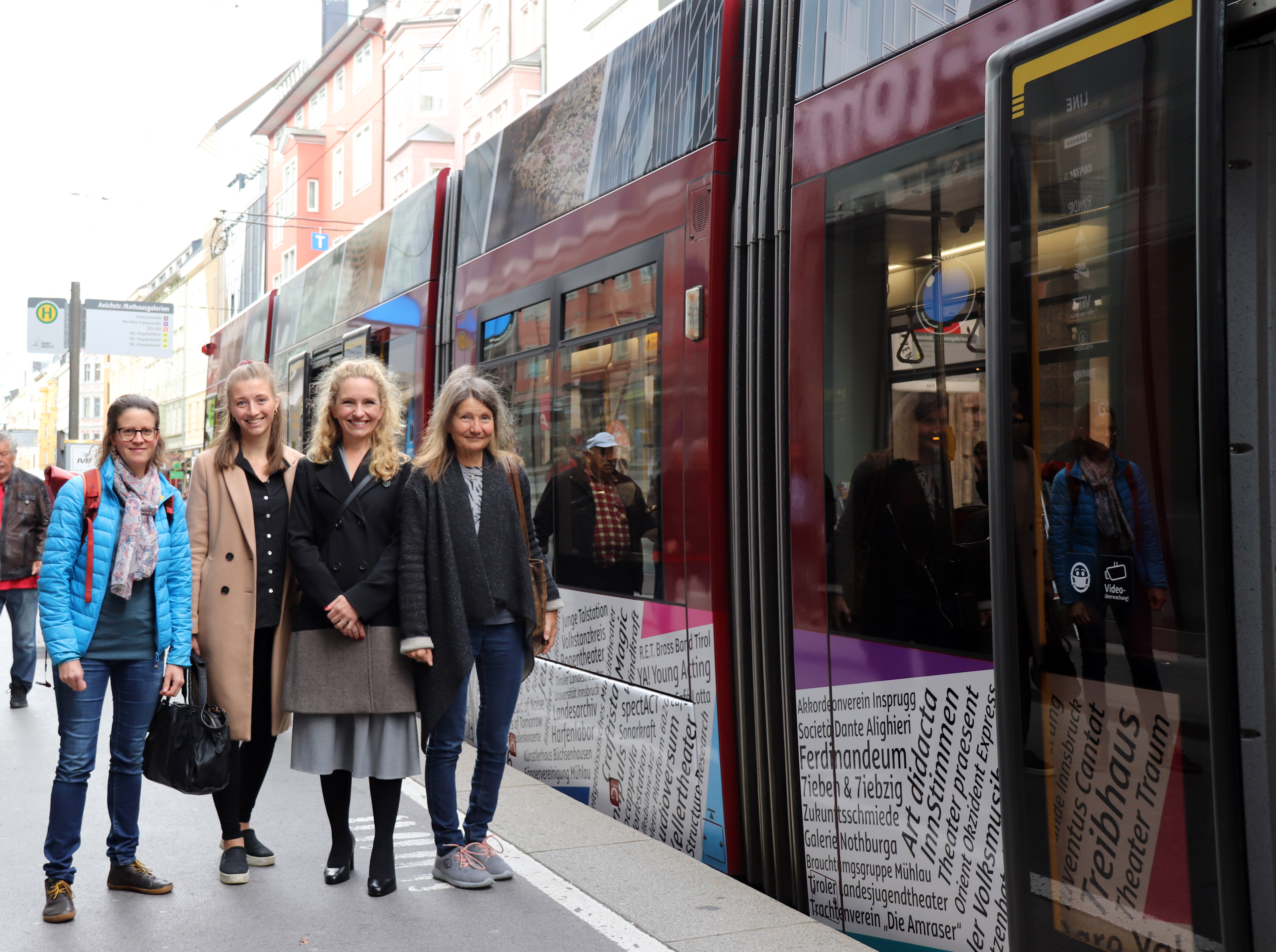 Kulturstrategie-Leiterin Rita Hebenstreit, Isabella Pöll (IVB), Kulturamtsleiterin Isabelle Brandauer und Kulturstadträtin Uschi Schwarzl (v.l.) begrüßen die Kulturstraßenbahn in der Innsbrucker Innenstadt.