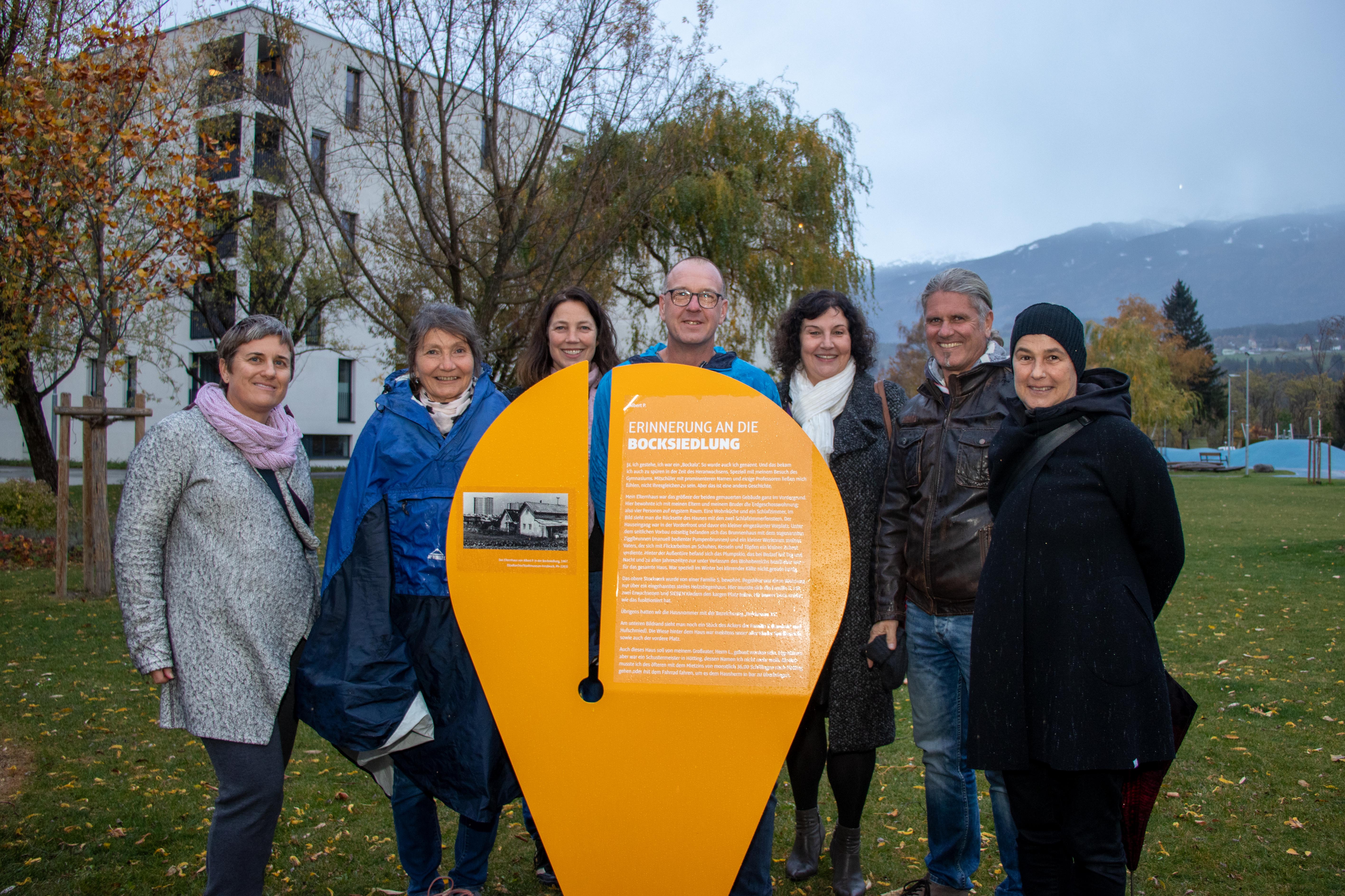 Die Ausstellung kann bei jedem Wetter und zu jeder Zeit besucht werden. Darüber freuen sich auch (v.l.n.r.): Renate Ursprunger (Stadtarchiv/Stadtmuseum Innsbruck), Stadträtin Uschi Schwarzl, Universitätsprofessorin Silke Meyer, Robert Mair (Amt für Grünanlagen), Gemeinderätin Irene Heisz, Stefan Engele (Referent für Grünanlagen – Pflege und Service) und Buchautorin Heidi Schleich
