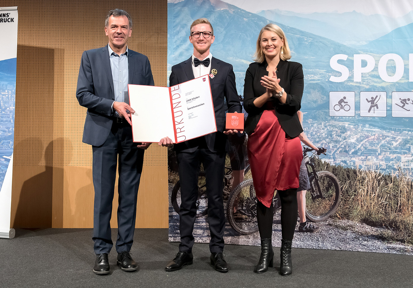 Kletterer Jakob Schubert (M.) wurde mit dem Sportehrenzeichen der Stadt Innsbruck ausgezeichnet. Bürgermeister Georg Willi und Sportstadträtin Elisabeth Mayr gratulierten.