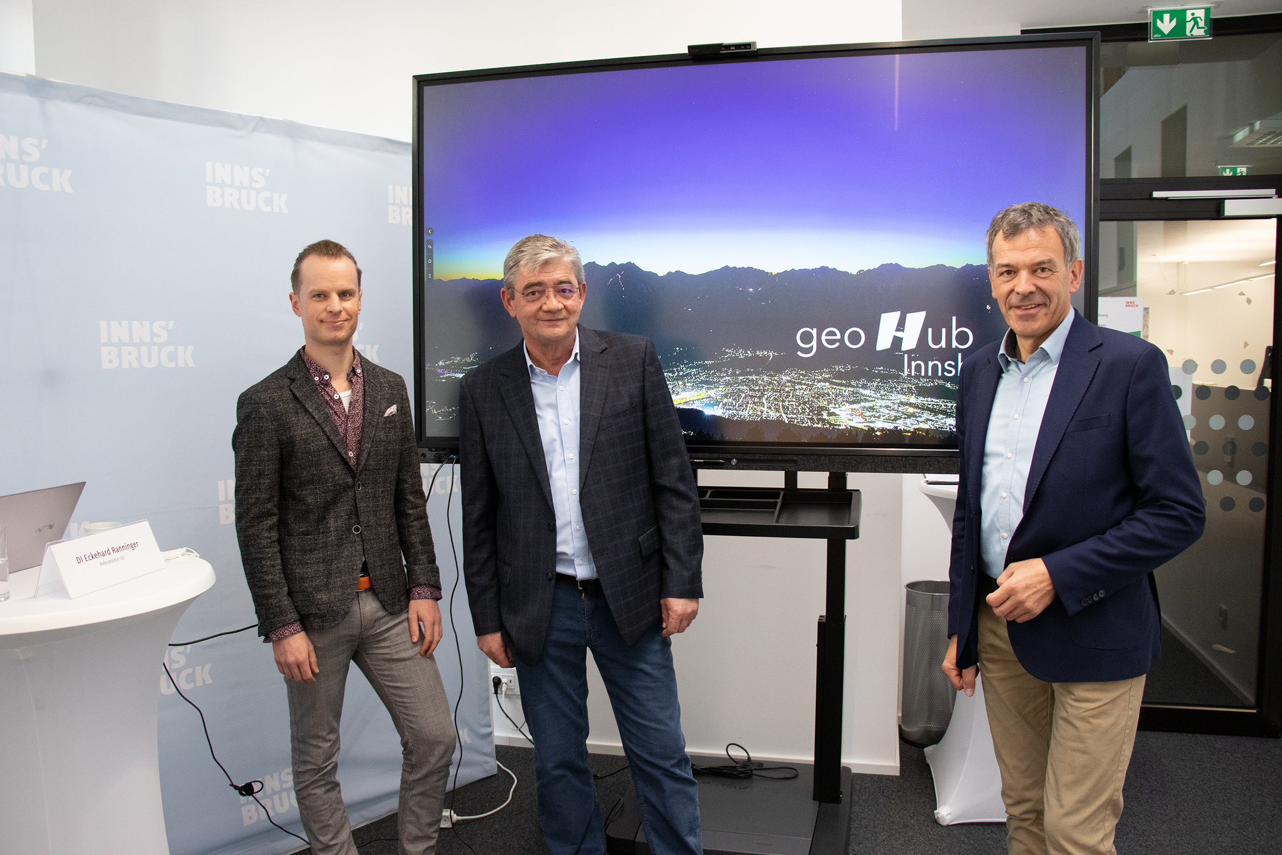 Freuen sich über den neuen geoHub, der einen schnellen Überblick über alle relevanten Zahlen, Daten und Fakten mit Innsbruck-Bezug ermöglicht (v.l.): Mathias Behmann, Eckehard Ranninger und Bürgermeister Georg Willi.