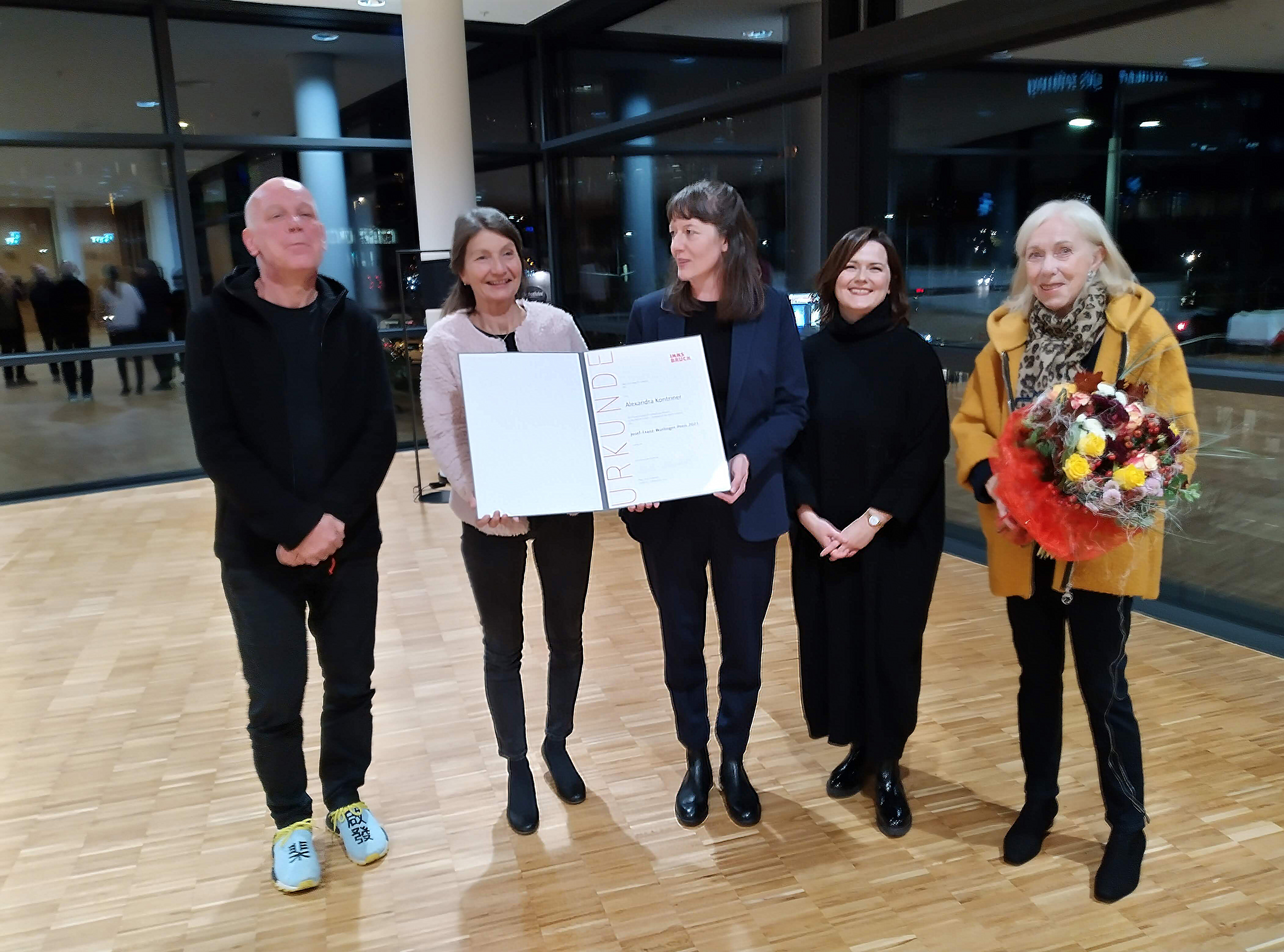 Übergabe des Würlingerpreises 2021: Christoph Hinterhuber (Jurymitglied), Kulturstadträtin Uschi Schwarzl, Alexandra Kontriner, Galerieleiterin Natalie Pedevilla und Maria Job (Lebensgefährtin von Josef Franz Würlinger).