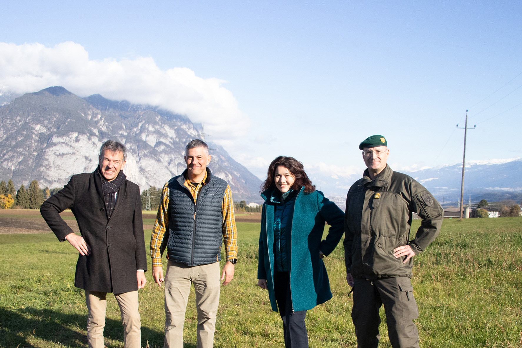 Ganz im Zeichen der im Frühjahr 1945 durchgeführten Befreiungsmission „Operation Greenup“ stand ein Treffen mit Angehörigen der US-Army in Oberperfuss. Landeshauptmann-Stellvertreterin Ingrid Felipe (2.v.r.), der Innsbrucker Bürgermeister Georg Willi, Tirols Militärkommandant Ingo Gstrein (rechts) und die Oberperfer Bürgermeisterin Johanna Obojes-Rubatscher begrüßten General Stephen J. Townsend (2.v.l.), der das Africa Command der US-Streitkräfte (Africom) mit Hauptsitz in Stuttgart anführt. Rund 60 SoldatInnen besuchten in einer eintägigen Exkursion Oberperfuss, um mehr über die spektakuläre Spionagemission der beiden US-Agenten Fred Mayer und Hans Wijnberg zu erfahren, die zusammen mit dem Tiroler Wehrmachtsdeserteur Franz Weber entscheidend zur Befreiung Innsbrucks im Mai 1945 beitrugen (nächstes Bild!).

Im Februar 1945 landeten die drei Agenten Fred Mayer, Hans Wijnberg und der aus der deutschen Wehrmacht desertierte Franz Weber per Fallschirm in Tirol. Von Oberperfuss aus fingen sie Nachrichten ab und übermittelten diese an die in Italien stationierten US-Truppen. Im April gelang ihnen schließlich mit Unterstützung von Webers in Innsbruck lebenden Schwestern, seiner Verlobten Anni und der lokalen Bevölkerung in Oberperfuss, den Tiroler Gauleiter Franz Hofer von der widerstandslosen Kapitulation zu überzeugen und ihn sowie weitere führende NS-Kräfte festzunehmen. Im Bild (v.l.) Franz Weber, Fred Mayer und (vorne) Hans Wijnberg wenige Tage nach der Befreiung im Mai 1945 (nächstes Bild!).

Während in den USA die Geschichte von der erfolgreichen Spionage durch die Presse ging, wurde sie in Tirol beinahe vergessen. Bis der Historiker Peter Pirker sie penibel recherchierte und im Buch „Codename Brooklyn“ 2018 veröffentlichte. Beim Besuch in Oberperfuss besuchten die Mitglieder des Africom auf Einladung des Gemeindemuseums Absam die Schauplätze des damaligen Einsatzes. Von der Tiroler Delegation gab es als Geschenk das Buch „Schnappschüsse der Befreiung“ von Peter Pirker und Mathias Breit. Die Africom ist eine besonders gut ausgebildete Eingreiftruppe der US-Army, die im Schnitt aus rund 6.000 Militärangehörigen besteht. Der Besuch in Tirol diente der Erforschung der erfolgreichen Mission am Ende des zweiten Weltkrieges.