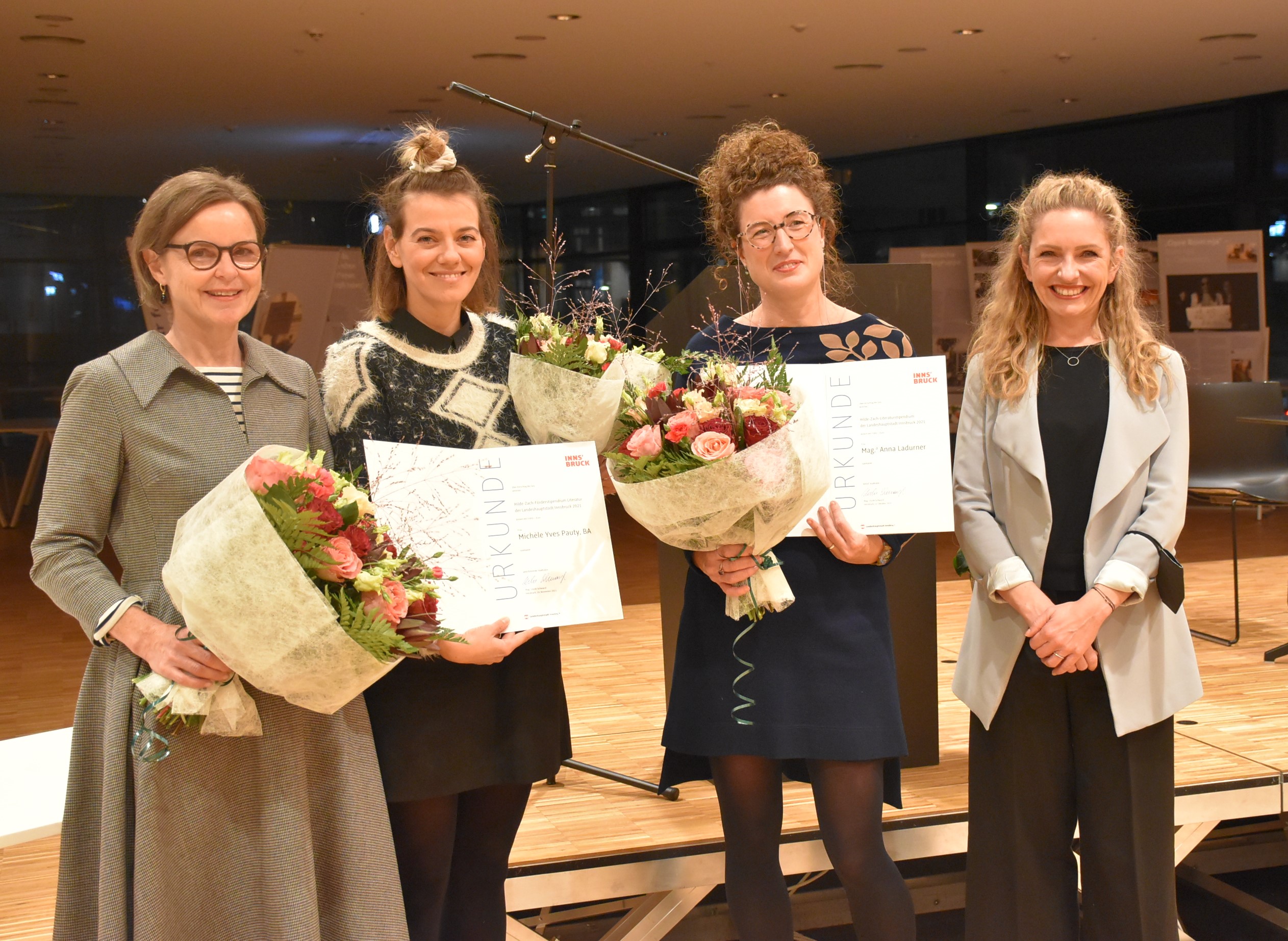 Anna Ladurner (2. v.r.) und Michèle Yves Pauty (2. v.l.) nahmen die Hilde-Zach-Literaturstipendien 2021 entgegen. Jurymitglied Doris Eibl (1. v.l.) und Kulturamtsleiterin Isabelle Brandauer (1. v.r.) gratulierten herzlich.