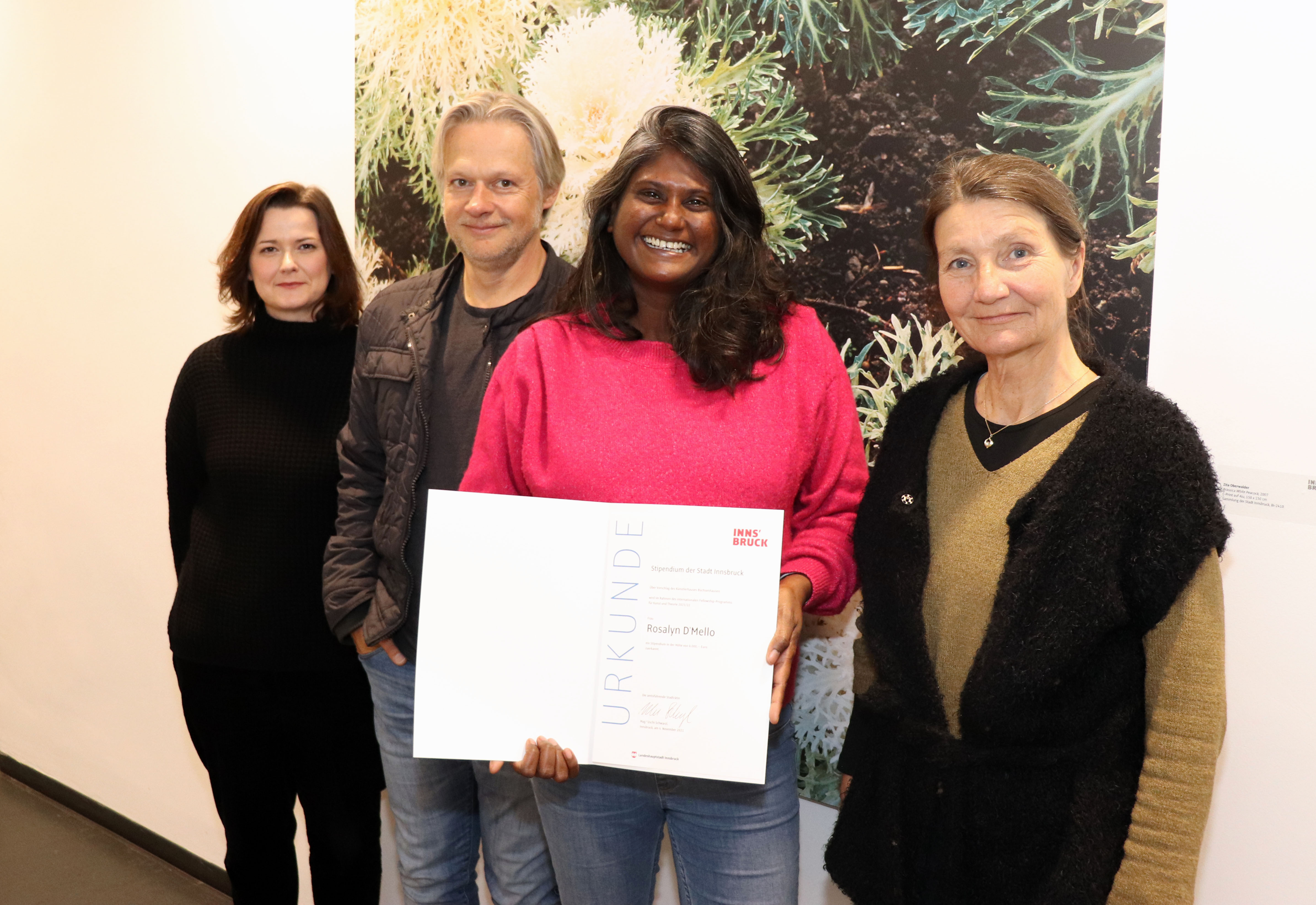 Kulturstadträtin Uschi Schwarzl (r.) überreichte die Urkunde zum Fellowship Büchsenhausen an Rosalyn D‘Mello (2. v.r.). Mit dabei waren Natalie Pedevilla (Referat Bildende Kunst und Kulturprojekte) und Andrei Siclodi, Direktor des Künstlerhauses Büchsenhausen.