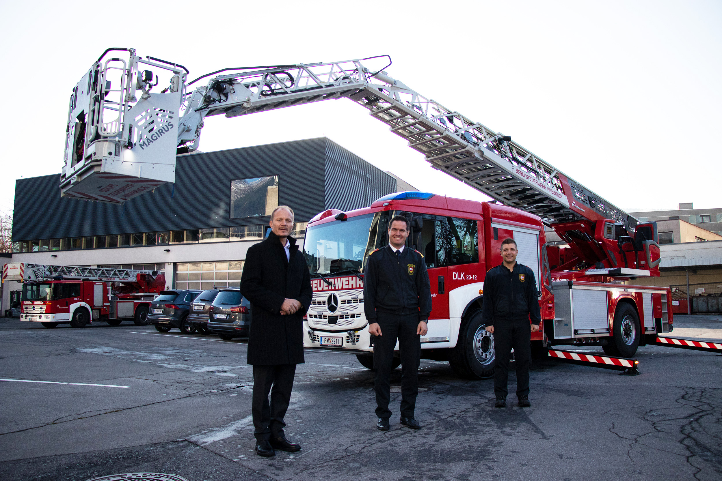 Vizebürgermeister Anzengruber, Branddirektor Hager und der für den Fuhrpark verantwortliche Offizier Marco Eller von der Berufsfeuerwehr freuen sich über die wichtige Neuanschaffung.
