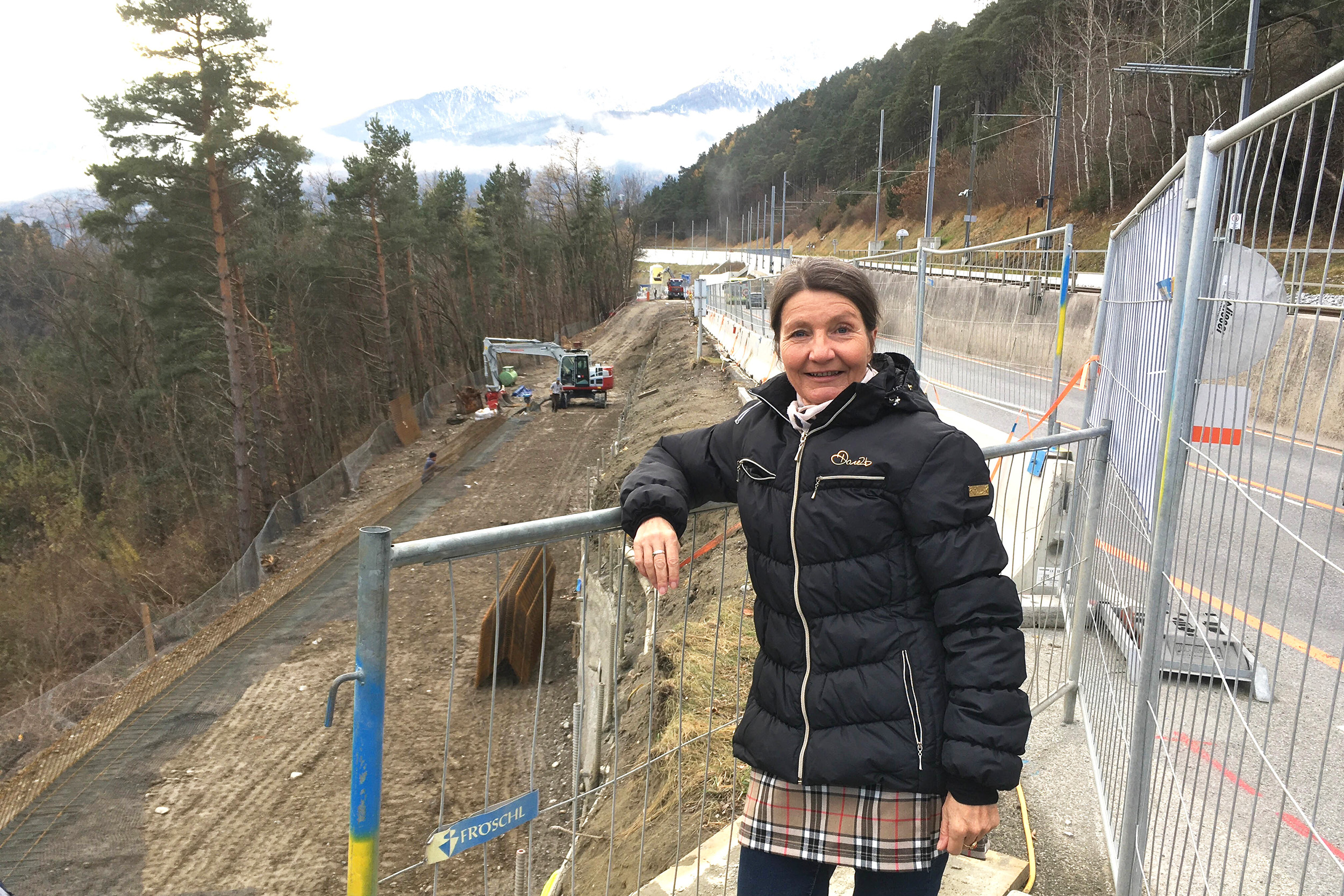 Die neue Radroute verläuft zwischen Brennerautobahn und Bundesstraße – aber ungestört von diesen, freut sich Mobilitätsstadträtin Uschi Schwarzl.