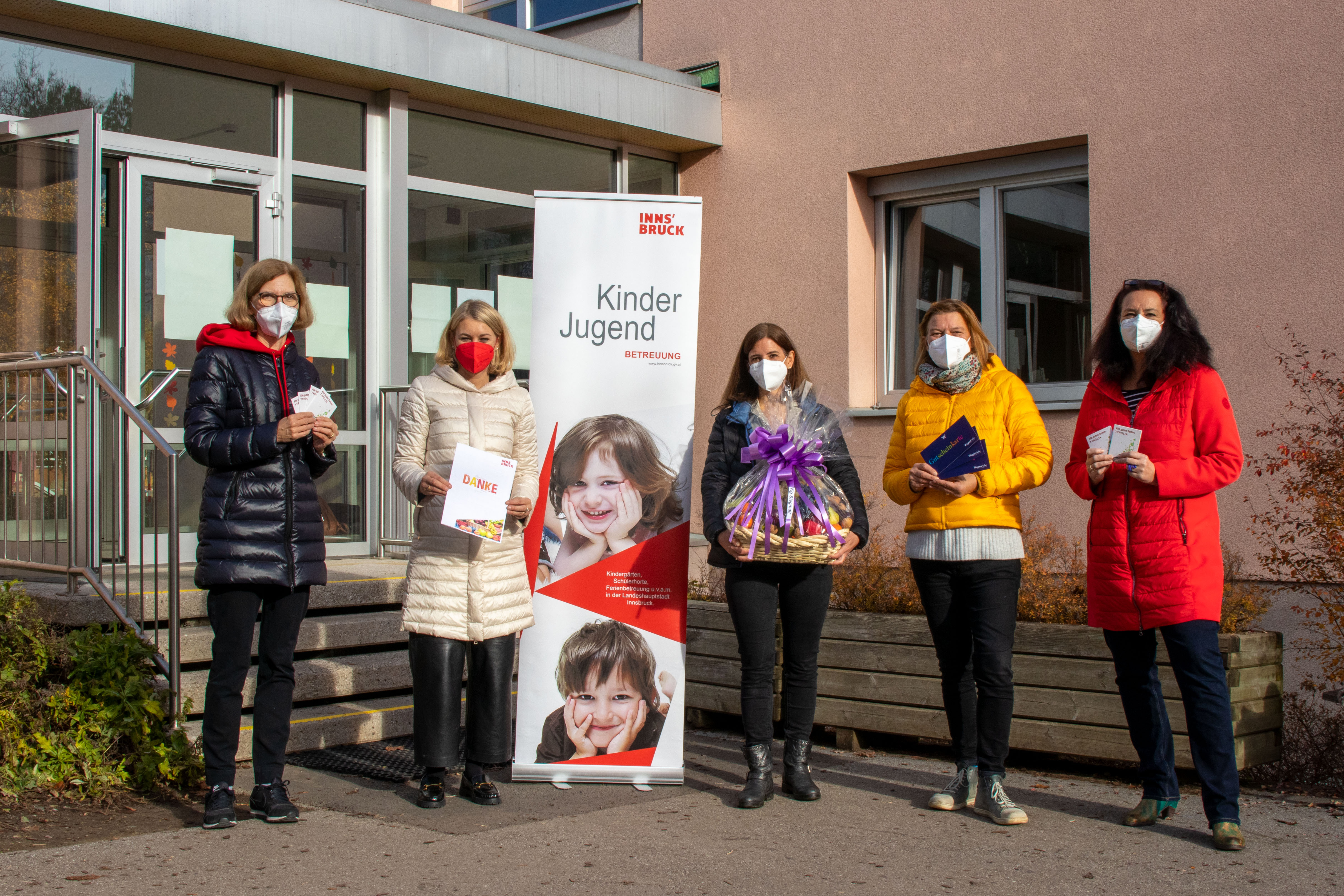 Amtsvorständin Martina Zabernig (Kinder, Jugend und Generationen) und Stadträtin Elisabeth Mayr überreichten Obstkörbe und Büchergutscheine an Alice Aschauer (Kindergartenleitung Siegmair), Karin Hagleitner (Leitung SchülerInnenhort Domanigweg) und Monika Hartungen (Kindergartenleitung Lönsstraße; v.l.n.r.)