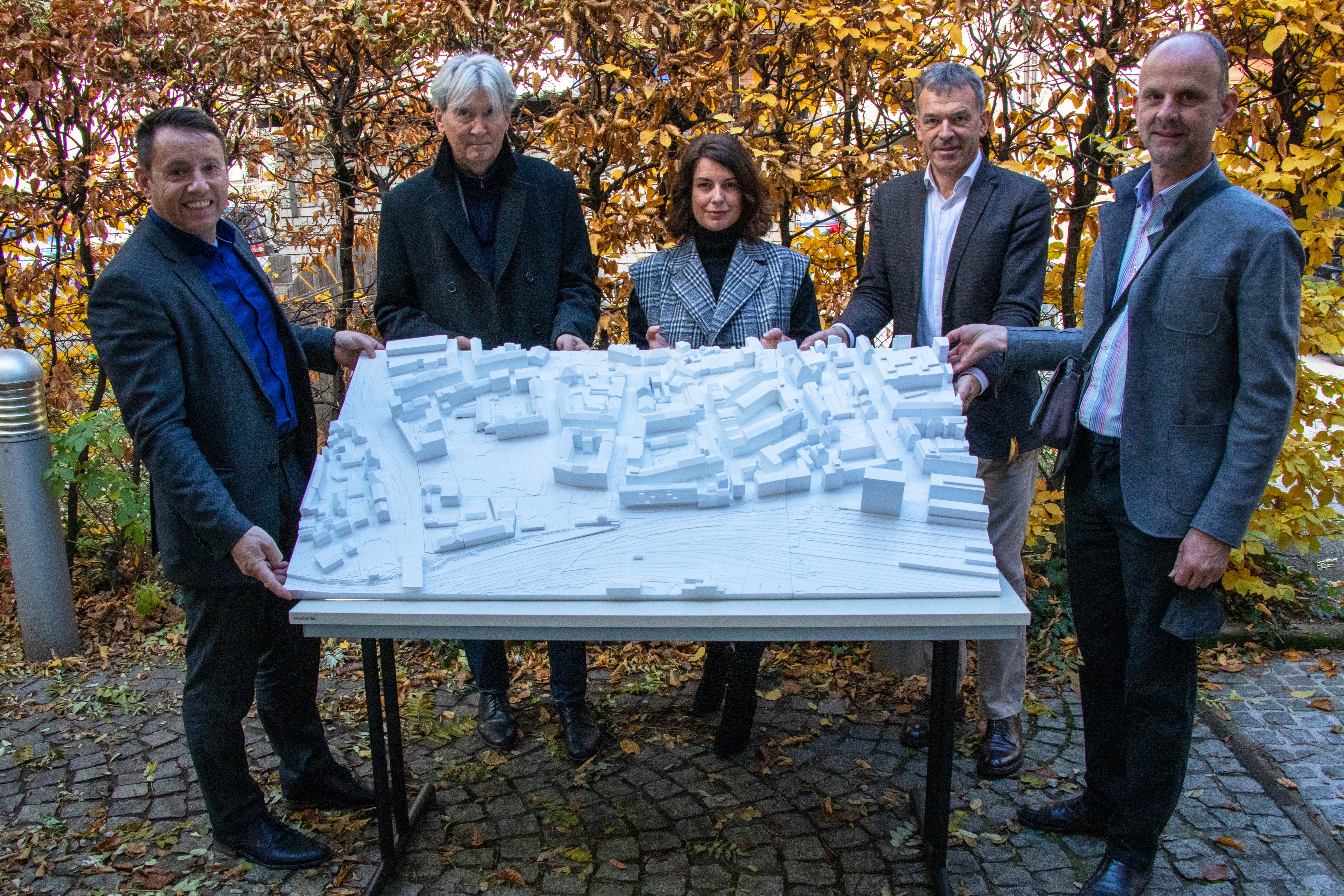 Franz Danler (Geschäftsführer IIG), das Architekten-Duo Gerhard Manzl und Betina Hanel sowie Bürgermeister Georg Willi und Projektleiter Martin Franzmair (IIG) bei der Präsentation des Projektes Gästehauses für Studierende und Lehrende (v.l.n.r.).
