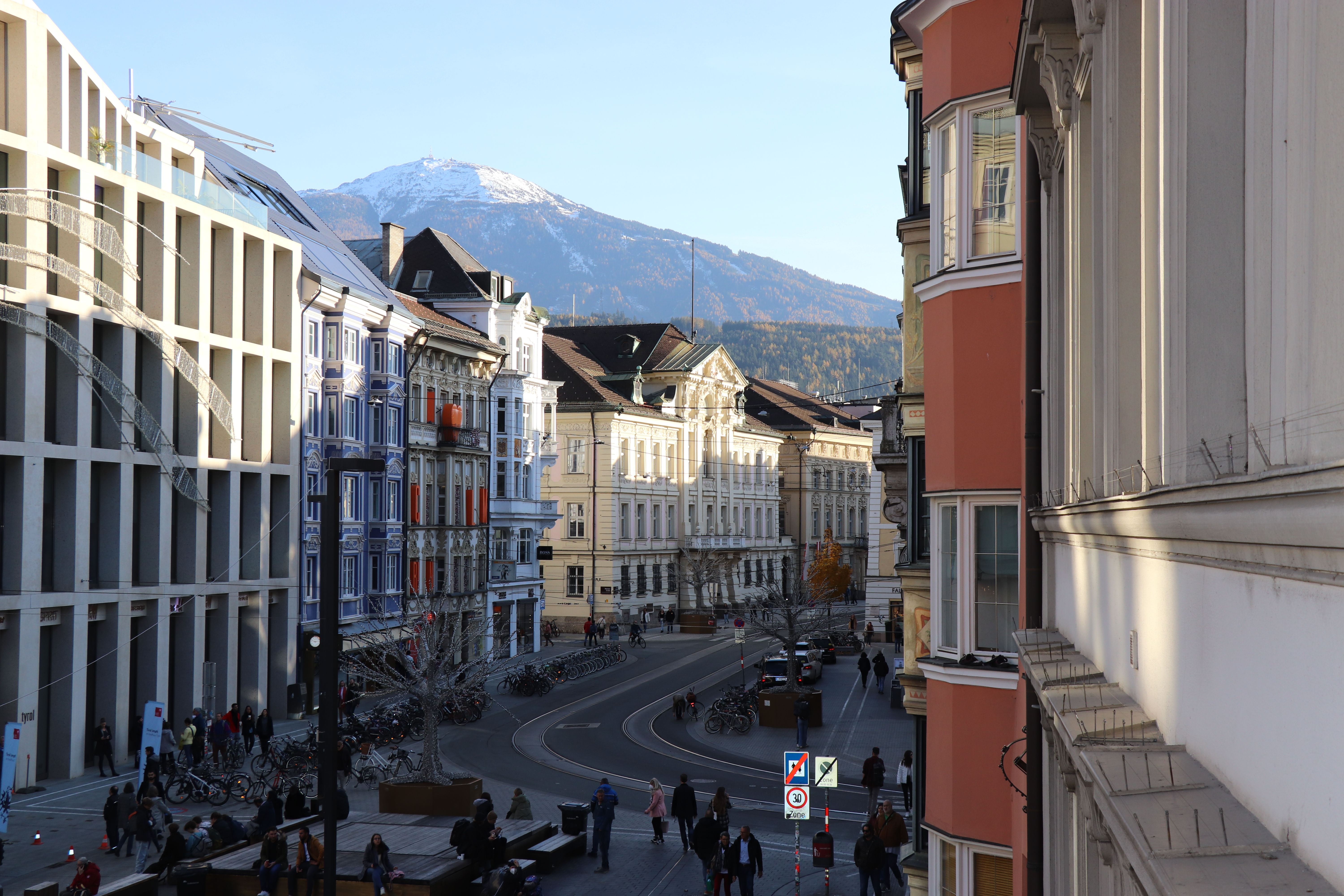 Die Innsbrucker Innenstadt zieht sowohl Einheimische als auch BesucherInnen an. Für die Wirtschaft handelt es sich um ein wichtiges Handlungsfeld.