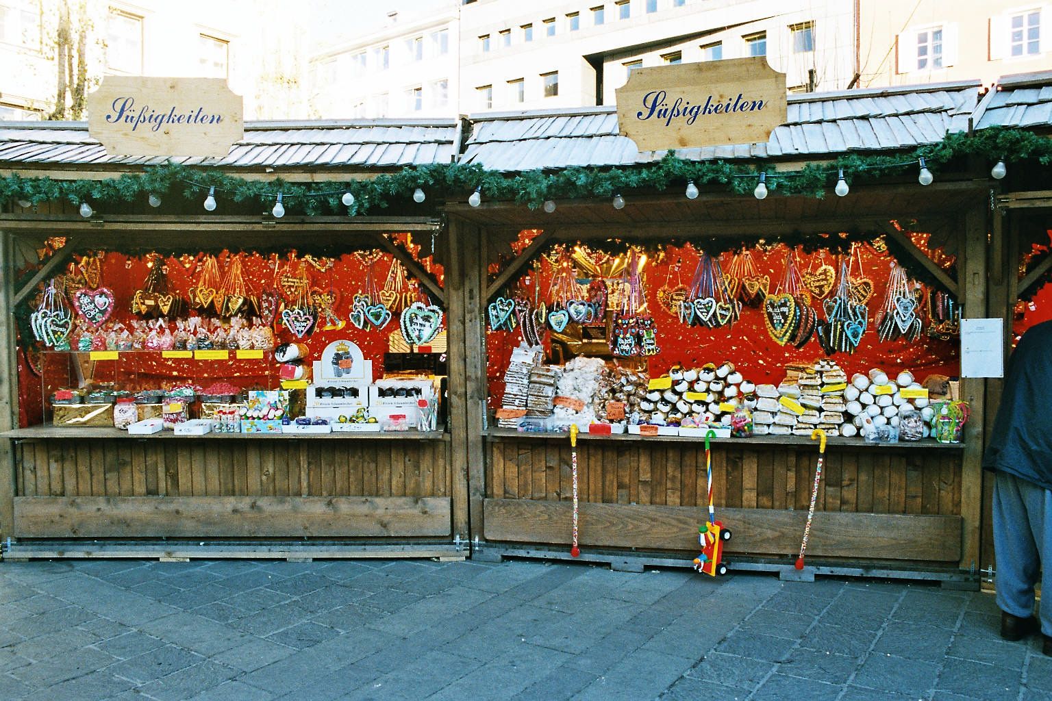 Süßigkeiten lockten auch am Landhausplatz zum Verweilen und Verkosten, 2002.