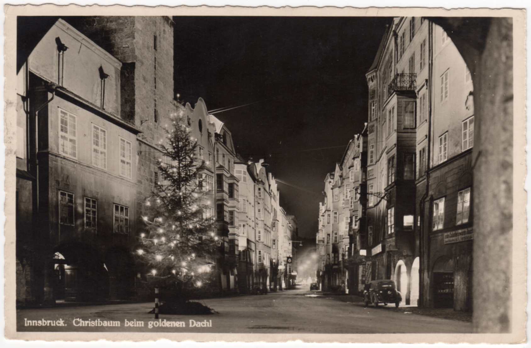 Postkarte mit Blick auf den Christbaum vor dem Goldenen Dachl, ca. 1925.