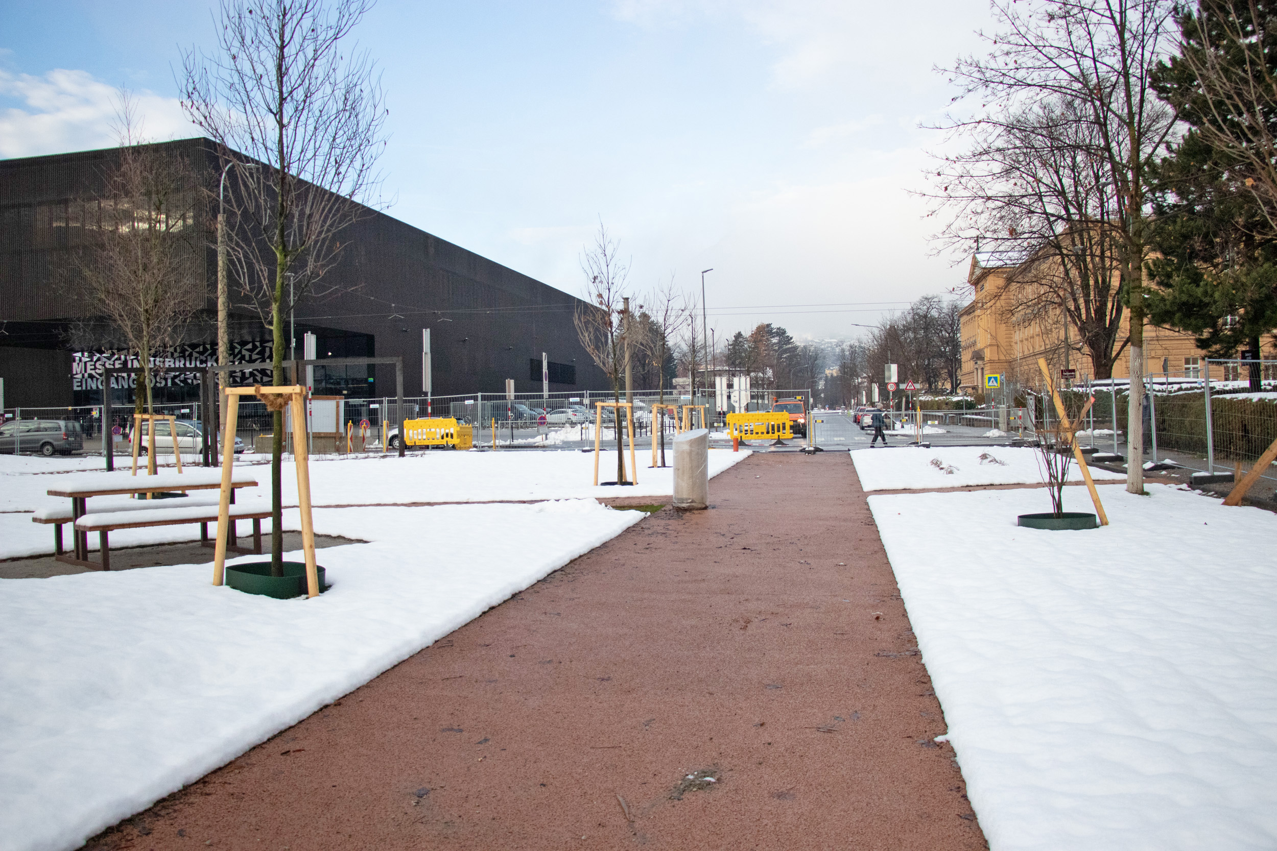 Die Straße musste Platz für den Radweg machen, die Wegedecken wurden mittels Dränbeton wasserdurchlässig gestaltet, also entsiegelt.