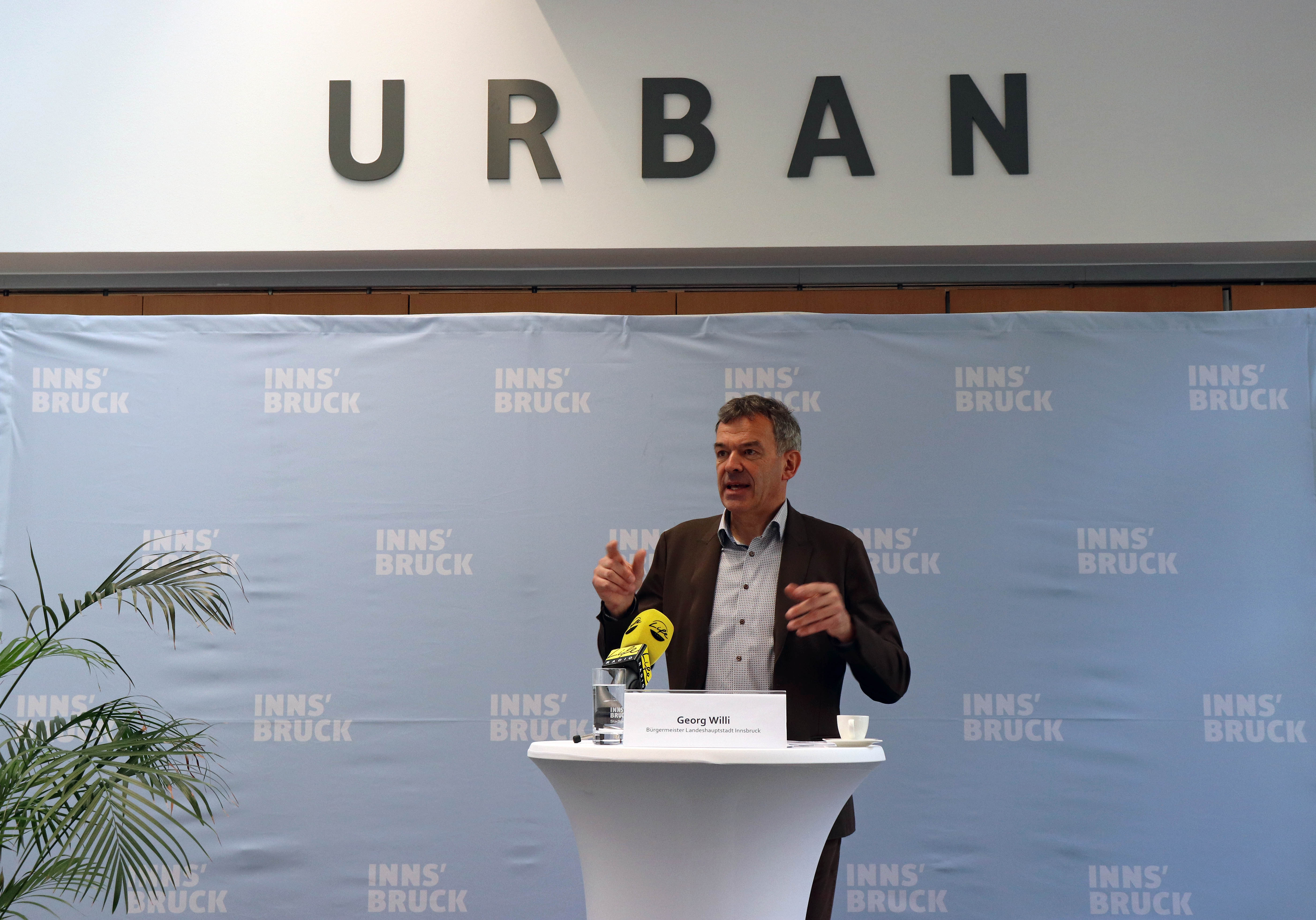 Bürgermeister Georg Willi informierte im Rahmen eines Pressegesprächs über die laufenden Prüfungen der Änderungsanträge im Budget.