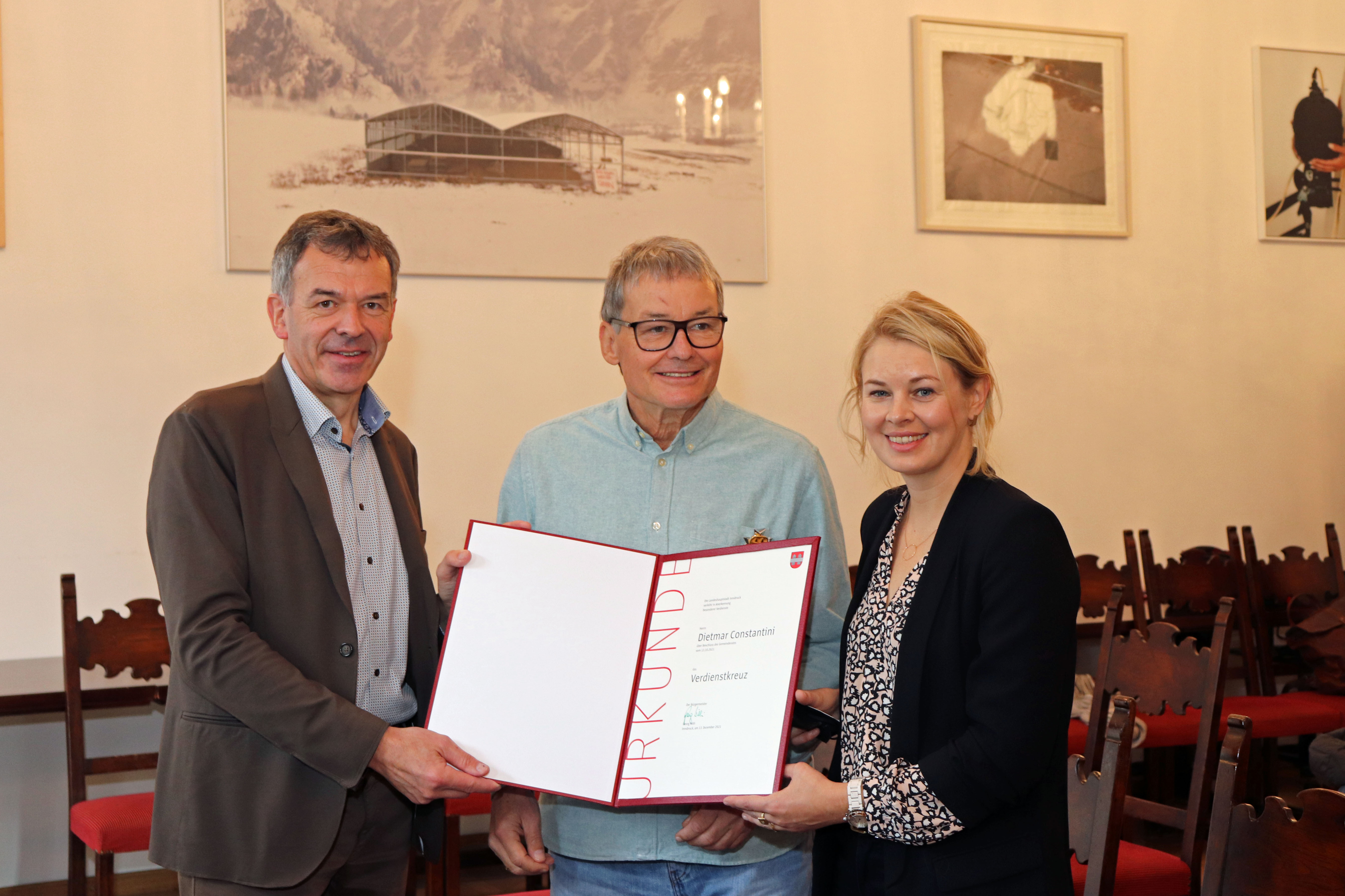 Im Bürgersaal des Historischen Rathauses in der Innsbrucker Altstadt übergaben Bürgermeister Georg Willi und die für Sport zuständige Stadträtin Elisabeth Mayr das Verdienstkreuz und Sportehrenzeichen der Stadt Innsbruck an Didi Constantini.