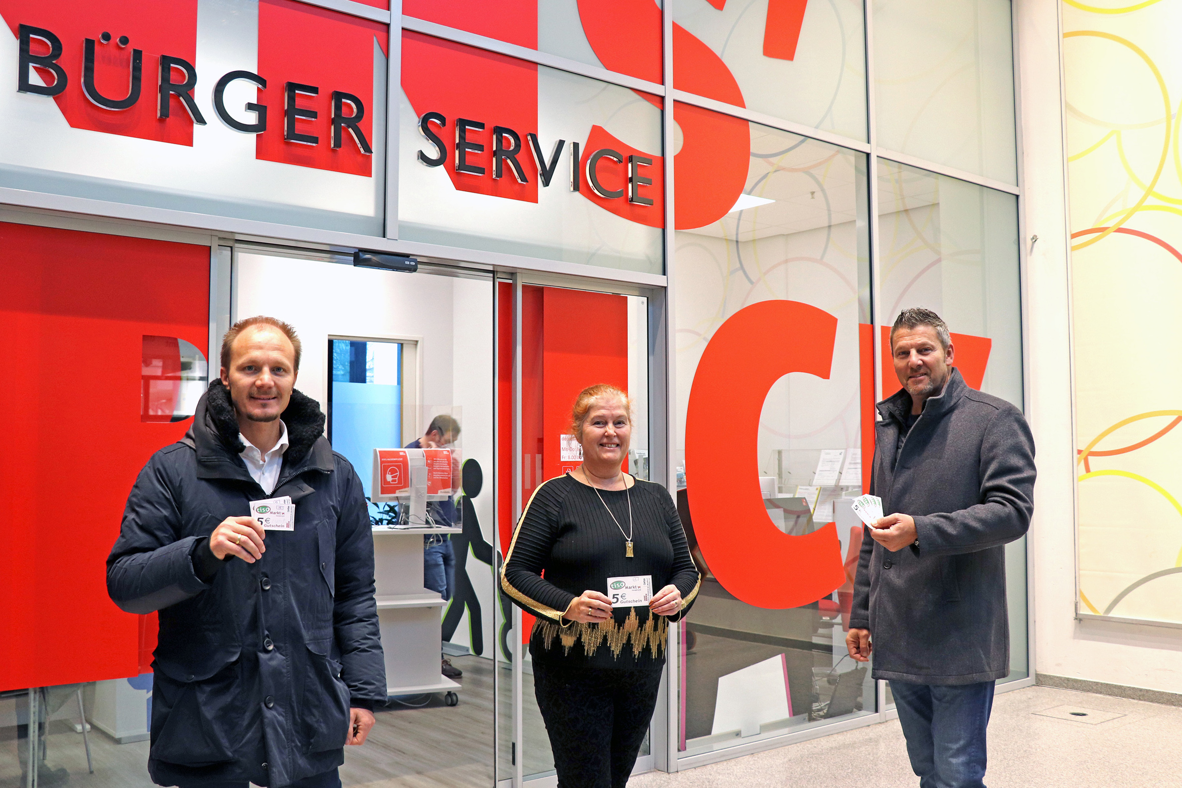 Vizebürgermeister Johannes Anzengruber, Sabine Kröß-Tunner (Referentin des Bürgerservice) und Gemeinderat Thomas Mayer (r.) präsentieren die Gutscheine für den Tiroler Sozialmarkt.