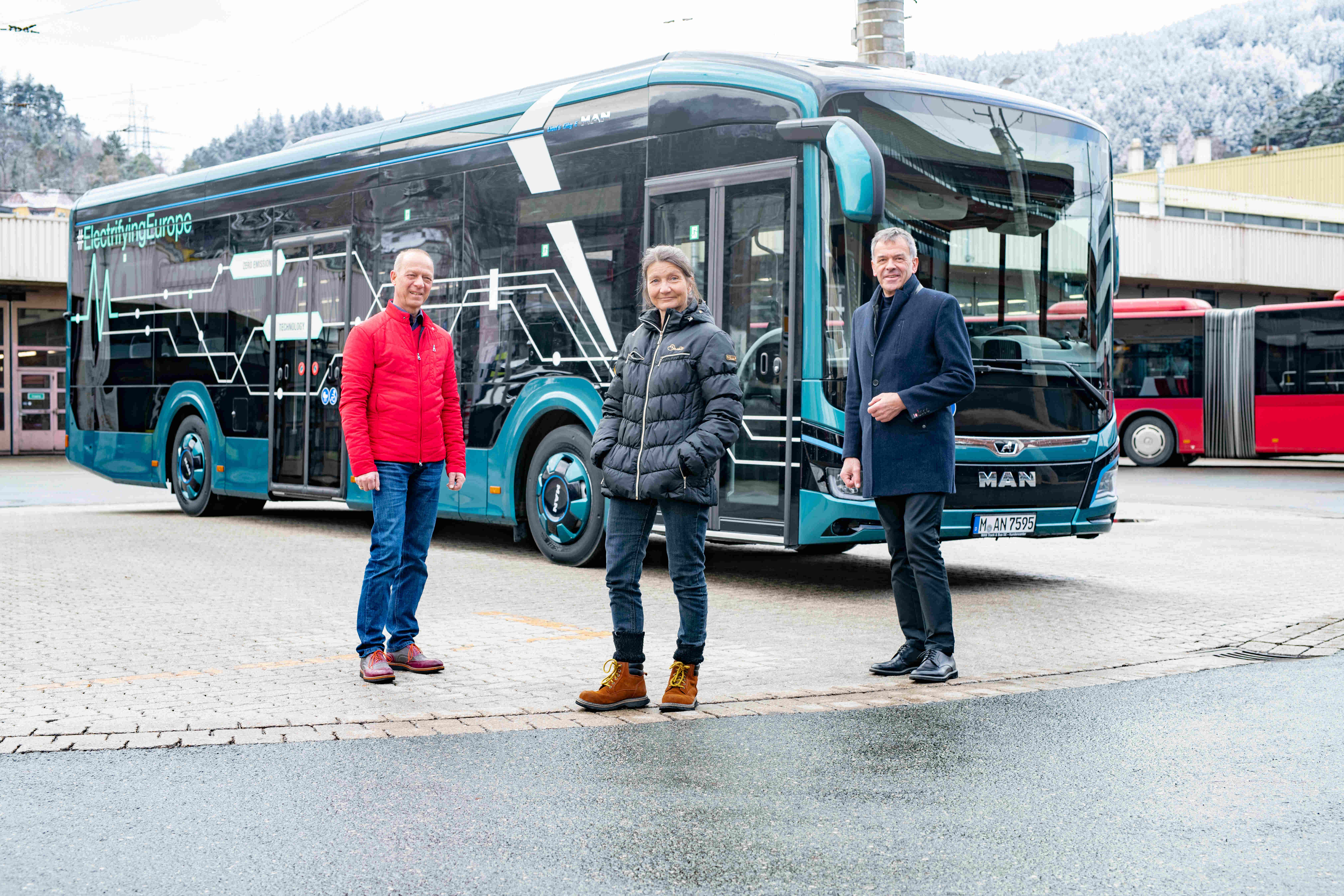 Bürgermeister Georg Willi und Mobilitätsstadträtin Uschi Schwarzl mit IVB-Betriebsleiter Harald Jösslin (li.) mit dem Test-Bus der Firma MAN.