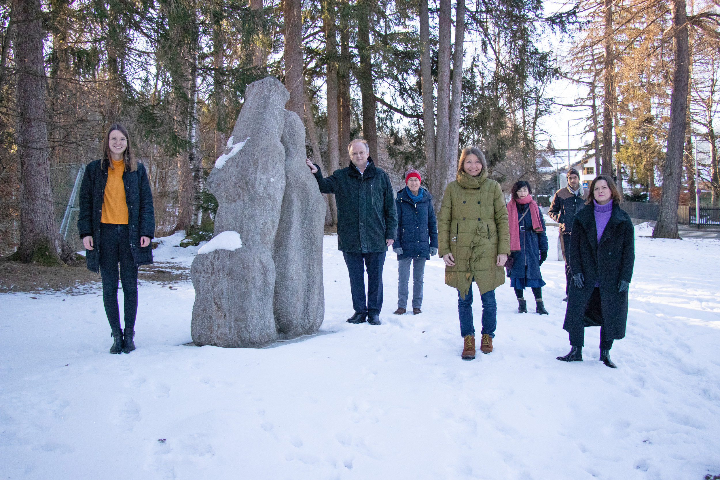 Stelldichein bei der Skulptur "Begegnung" von Prof. Erich  Keber (v.l.): Gemeinderätin Theresa Ringler, Reinhard Keber (Sohn von Erich Keber), Maria Zimak (Vorsitzende Stadteilausschuss Igls), Kulturstadträtin Uschi Schwarzl, Künstlerin Minu Ghedina, Steinrestaurator Peter Kuttler und Natalie Pedevilla (Kulturamt).