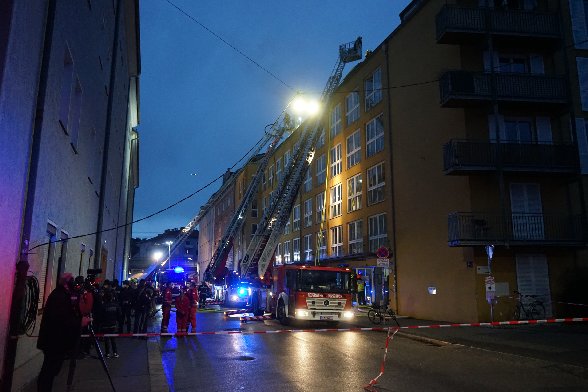 Die Löscharbeiten des Großbrandes dauerten bis in die Nacht.