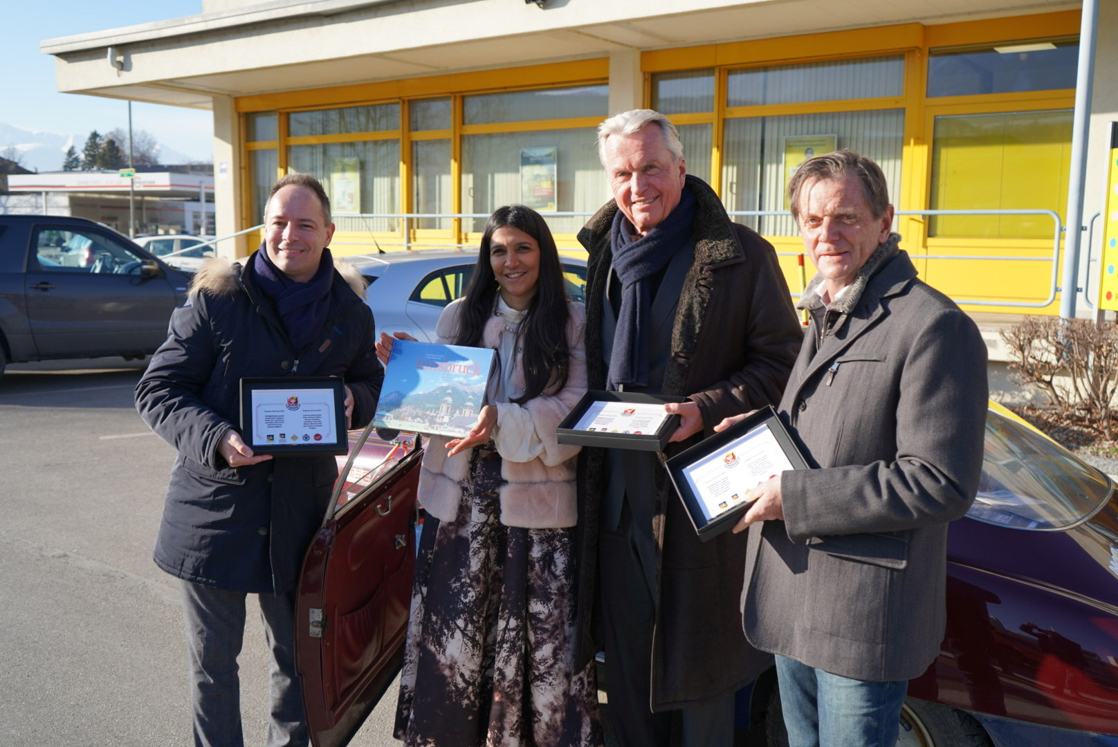 Vizebürgermeister Markus Lassenberger (l.) nahm am Gelände des ÖAMTC Innsbruck das „Feuer der Freundschaft“ symbolisch von Botschafterin Jesusleny Gomes entgegen. Auch Stadtrat Rudi Federspiel und ÖAMTC-Landesdirektor Andreas Heis (r.) freuen sich über die gestärkte, fortwährende Partnerschaft.