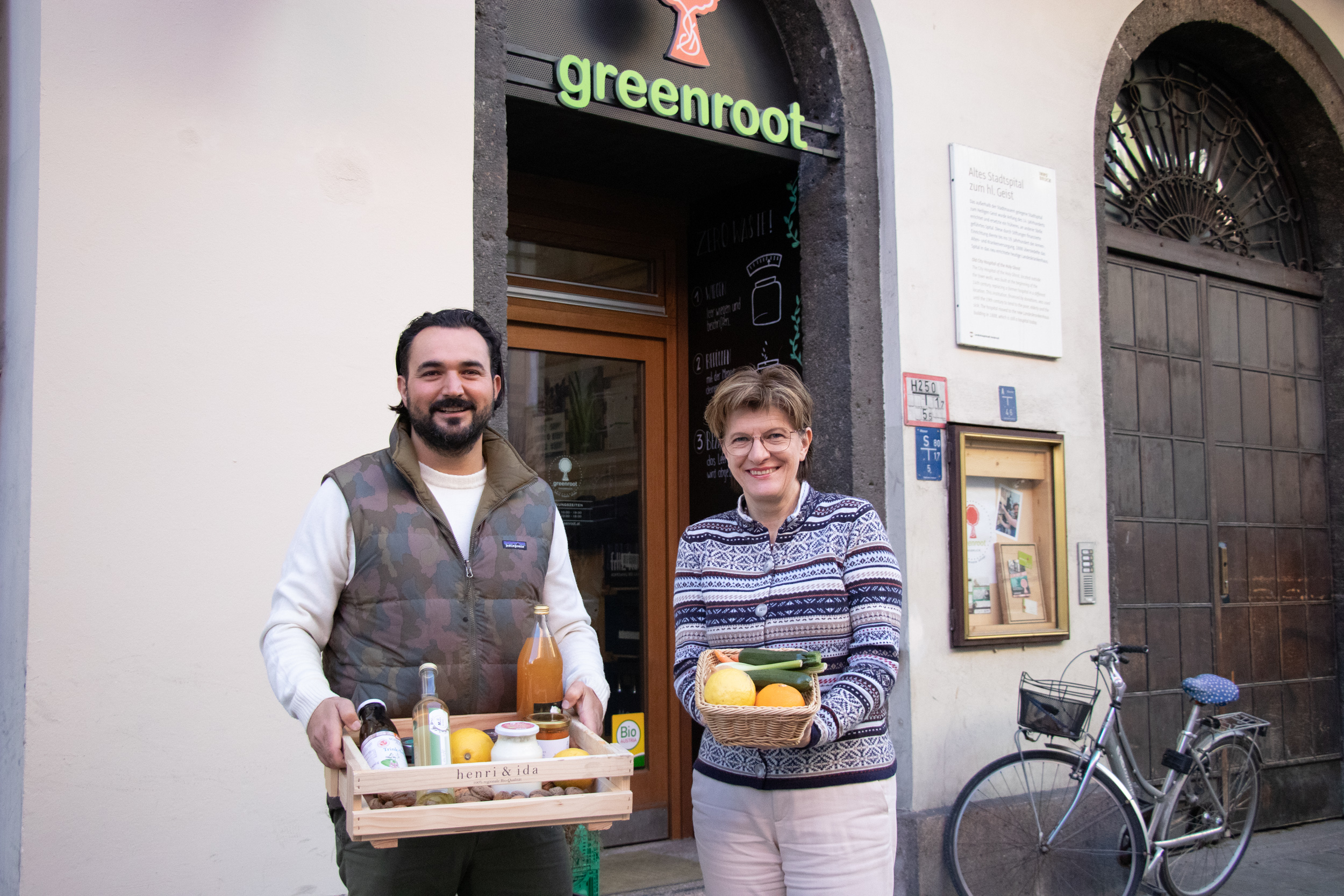 Wirtschaftsstadträtin Christine Oppitz-Plörer und Engin Dogan vor dem „greenroot“ am Marktgraben 14. Der Jungunternehmer setzt in seinem Geschäft samt Bäckerei-Café voll auf Nachhaltigkeit.