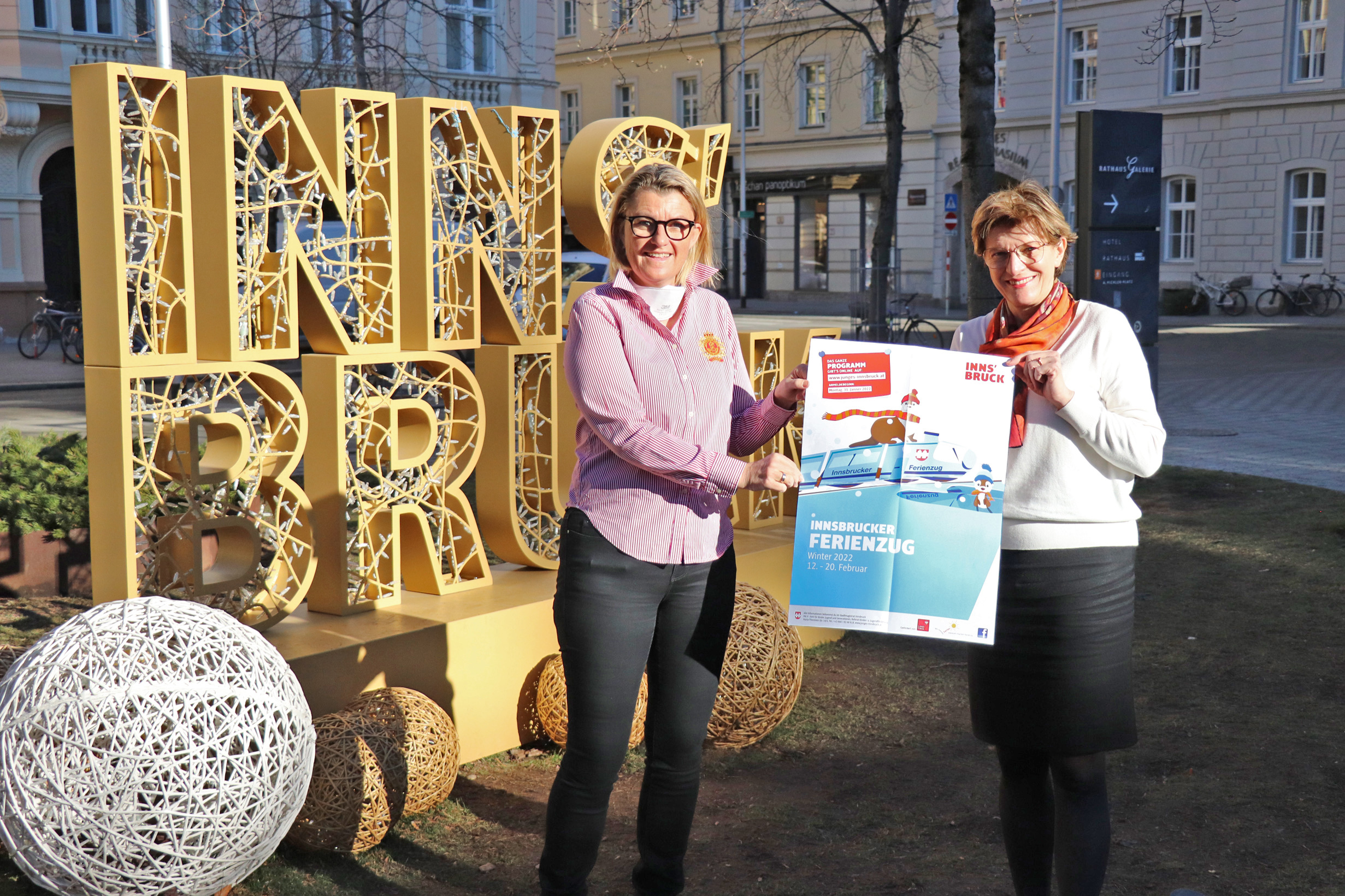 Das Ferienzug-Programmheft für die Semesterferien ist da. Stadträtin Christine Oppitz-Plörer (r.) präsentiert mit Birgit Ginter (Referatsleiterin „Kinder- und Jugendförderung“) das bunte Programm.