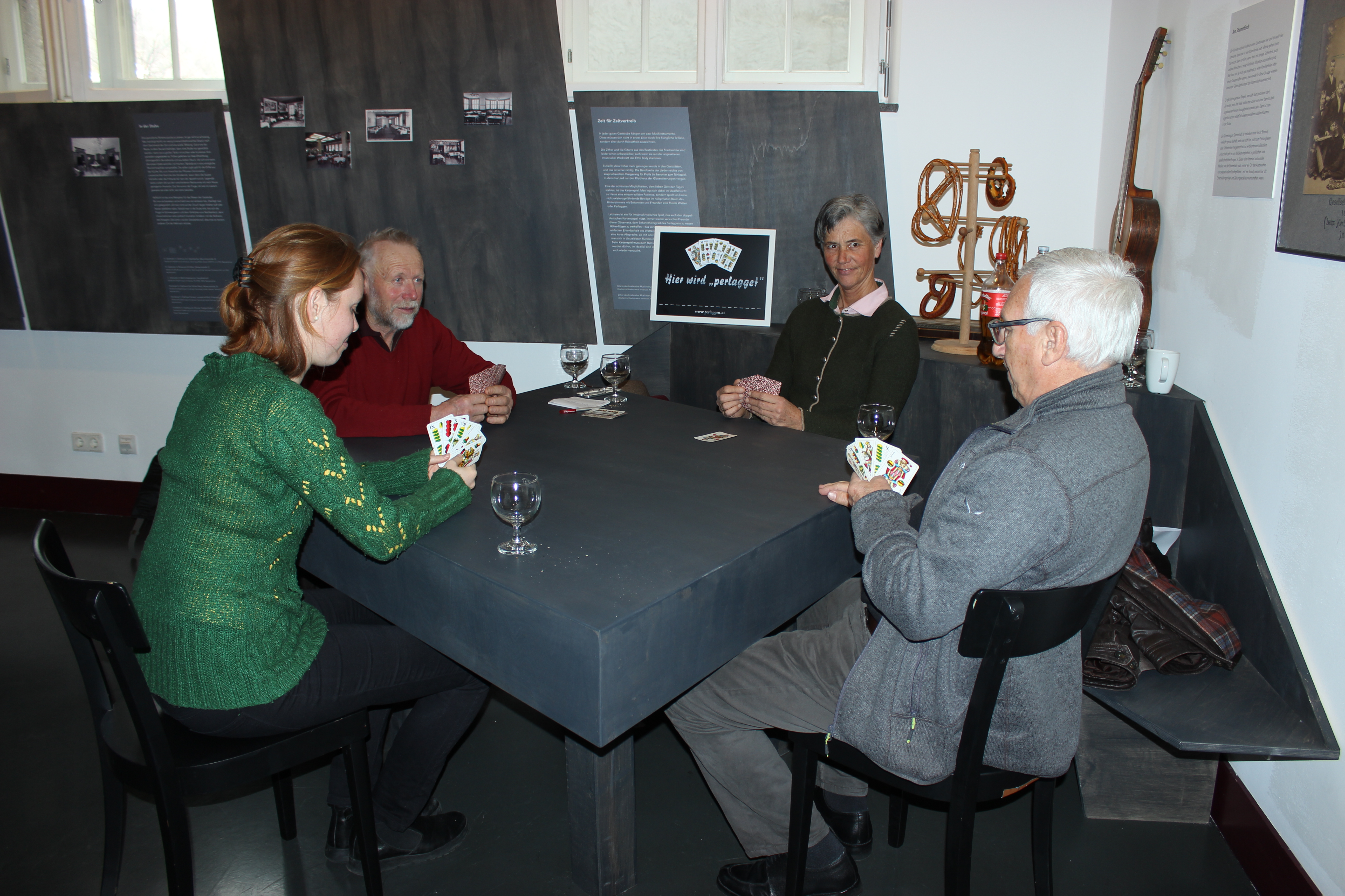 Mit der Ausstellung „Lokal-Geschichten – Nüchternes aus ehemaligen Innsbrucker Gasthäusern“ zeigt das Stadtarchiv/Stadtmuseum Innsbruck die wichtige Funktion von Gasthäusern auf. Sie waren und sind Orte der Kommunikation und der Begegnung. Neben spannenden Ausstellungsstücken wie ehemaligen Gästebüchern und urigen Speisekarten, wird auch das gesellige Kartenspiel „Perlaggen“ thematisiert. Das Spiel, welches inzwischen zum immateriellen UNESCO Kulturerbe erhoben wurde, stammt ursprünglich aus Südtirol und zeichnet sich durch seine vielschichtigen Spielvarianten aus. Täuschen, Flunkern und auch reges Plaudern sind hierbei ausdrücklich erlaubt. Nicht umsonst gibt es gut besuchte Perlagger-Turniere und auch ein Perlagger-Lied, welches das gesellige Kartenspiel hochleben lässt.

Die Spielregeln sowie die Geschichte rund um das Kartenspiel „Perlaggen“ sind ab Montag, 17.1.2022 zum Nachhören im Audioarchiv des Stadtmuseums unter www.innsbruck.gv.at -> Bildung/Kultur -> Stadtarchiv -> Audioarchiv zu finden.