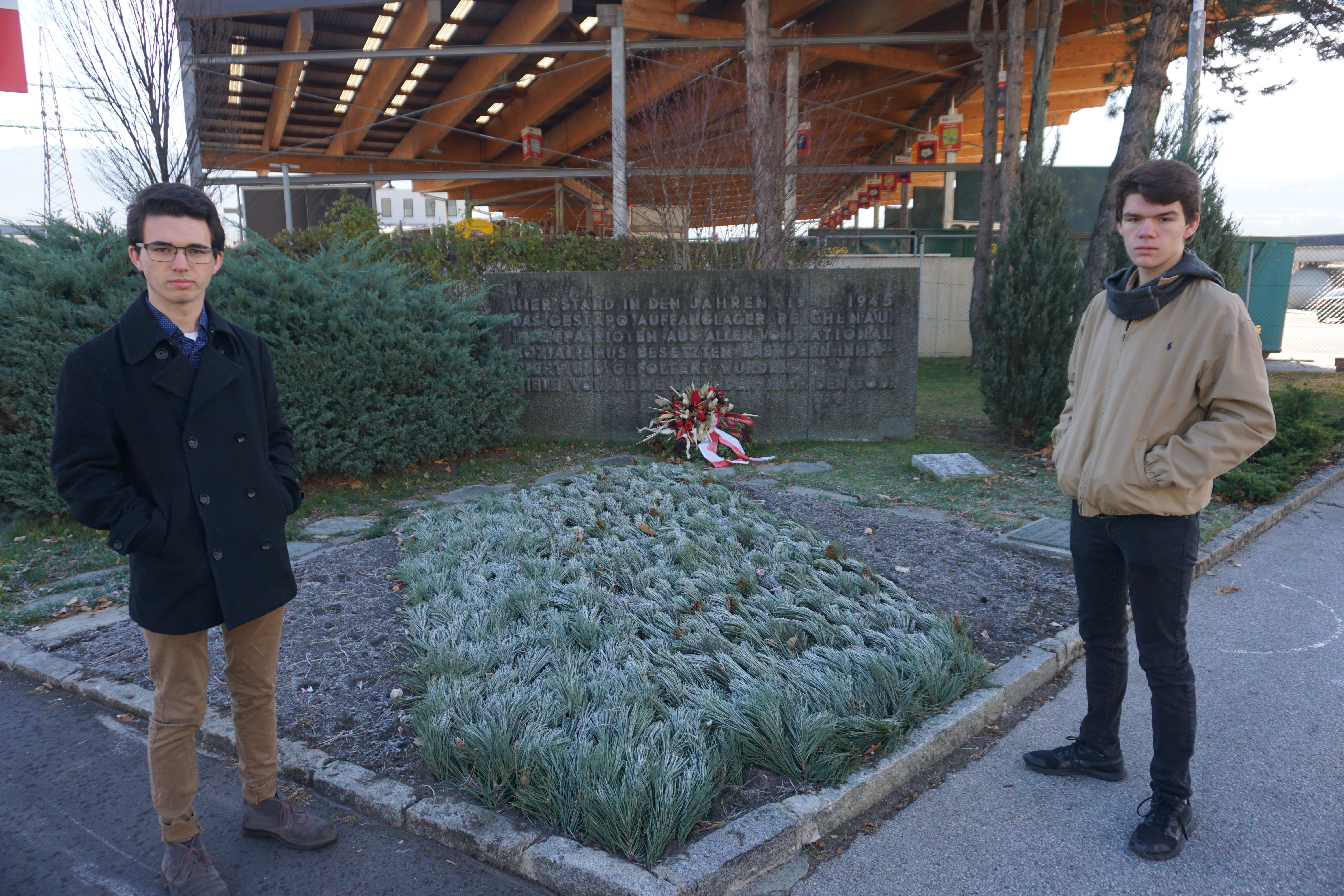 Schauplätze als Mahnmale: Im Bild Brandon und Justin Wisnicki, Urenkel von Jakob Justman, der im Lager Reichenau ermordet wurde. Die Aufnahme verdeutlicht, dass die Täterorte untrennbar mit den Opfern verknüpft sind und für die Nachkommen über Generationen hinweg einen wichtigen Referenzpunkt bilden.