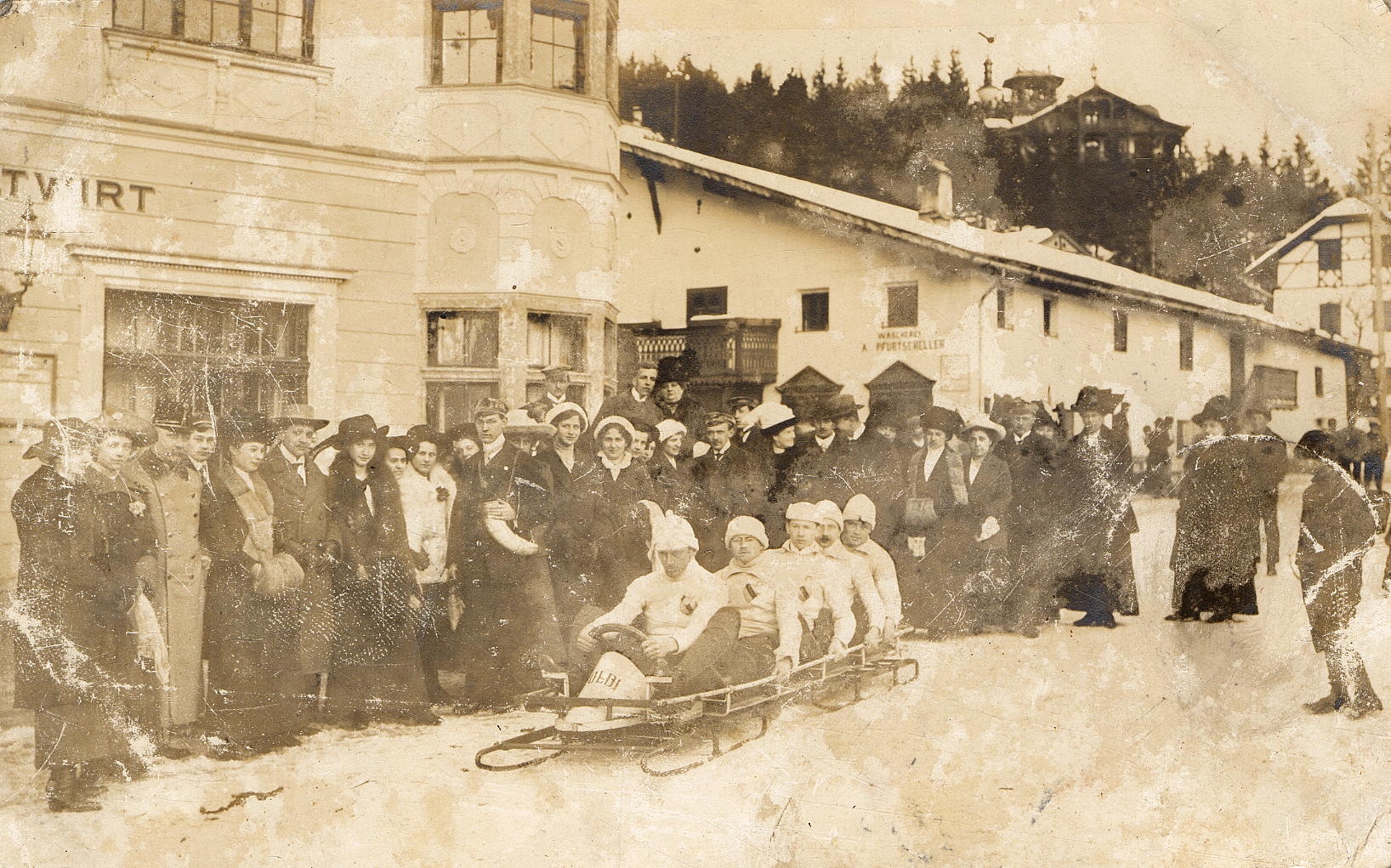 Ein Bilddokument des Skeletonrennens 1913 in Igls. Ein wahrhaft gefährliches Unternehmen.