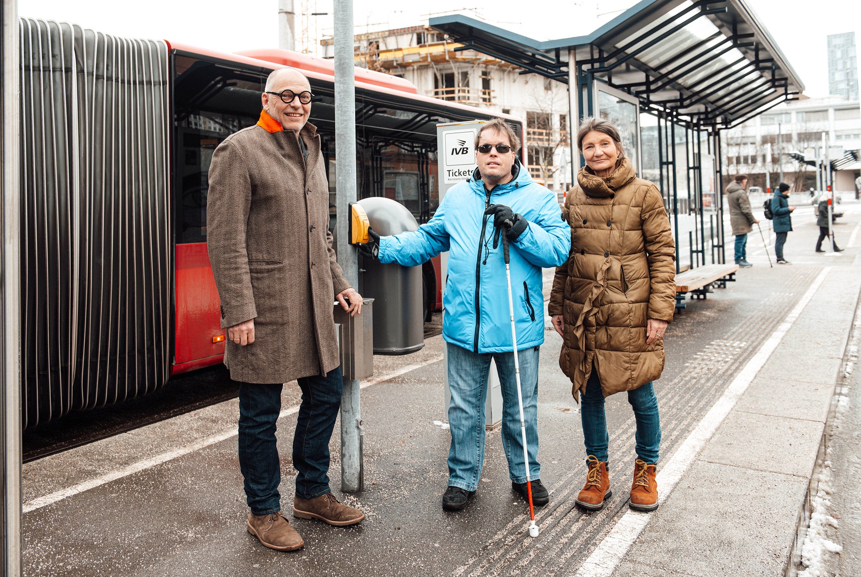 Klares Bekenntnis zu einem barrierefreien Öffi-Verkehr (v.re.): Mobilitätsstadträtin Uschi Schwarzl, BSVT-Verkehrsreferent Michael Berger und IVB-Geschäftsführer Martin Baltes.