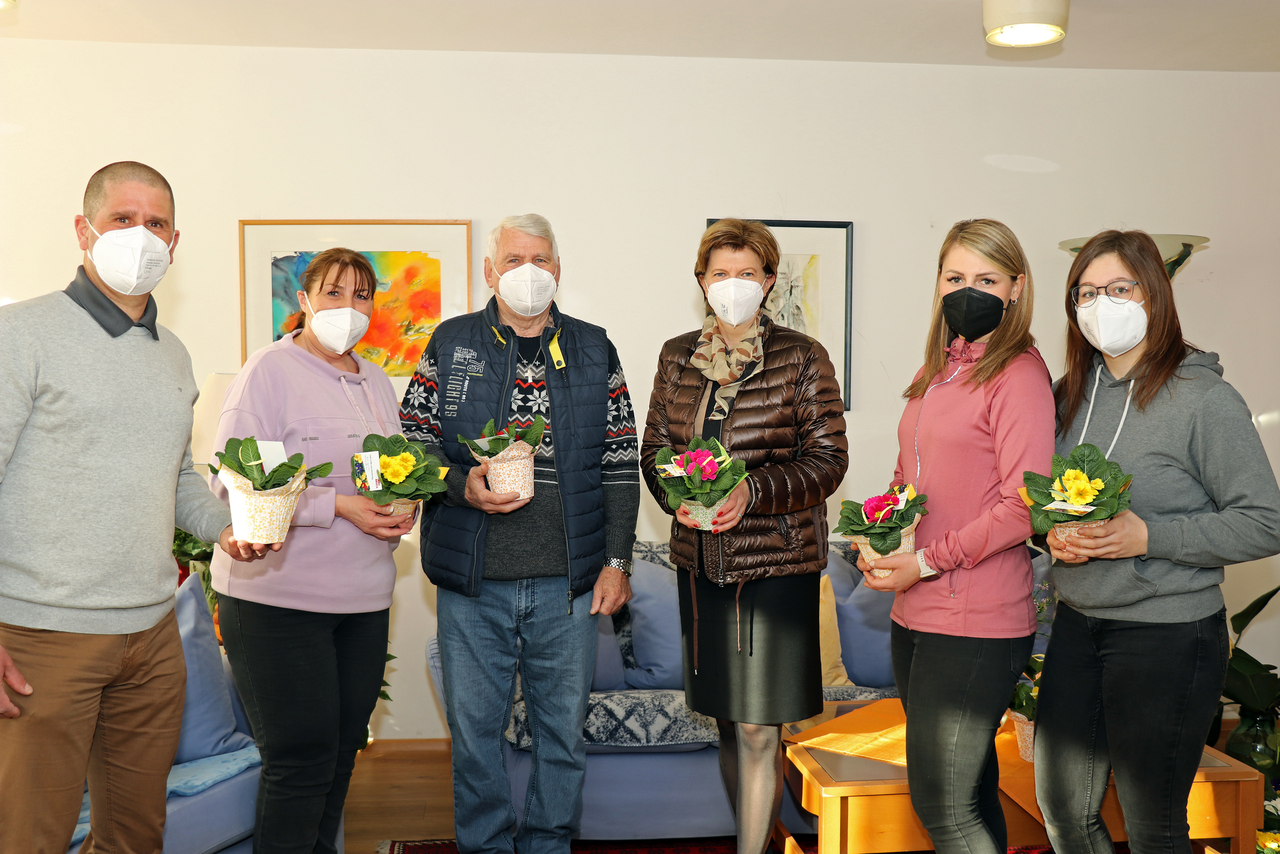 Stadträtin Christine Oppitz-Plörer (3.v.r.) überreichte gemeinsam mit Christine Kurz (Leitung ISD-SeniorInnenwohnen, 2.v.l.), Thomas Ruetz (ISD-Wohnanlage Wilten, l.) sowie der Leiterin der Stadtgärtnerei, Ramona Prinoth (2.v.r.) und ihrer Mitarbeiterin, Stefanie Huetz (r.), bunte Valentinsgrüße an die BewohnerInnen, wie Johann Fuchs (3.v.l.).