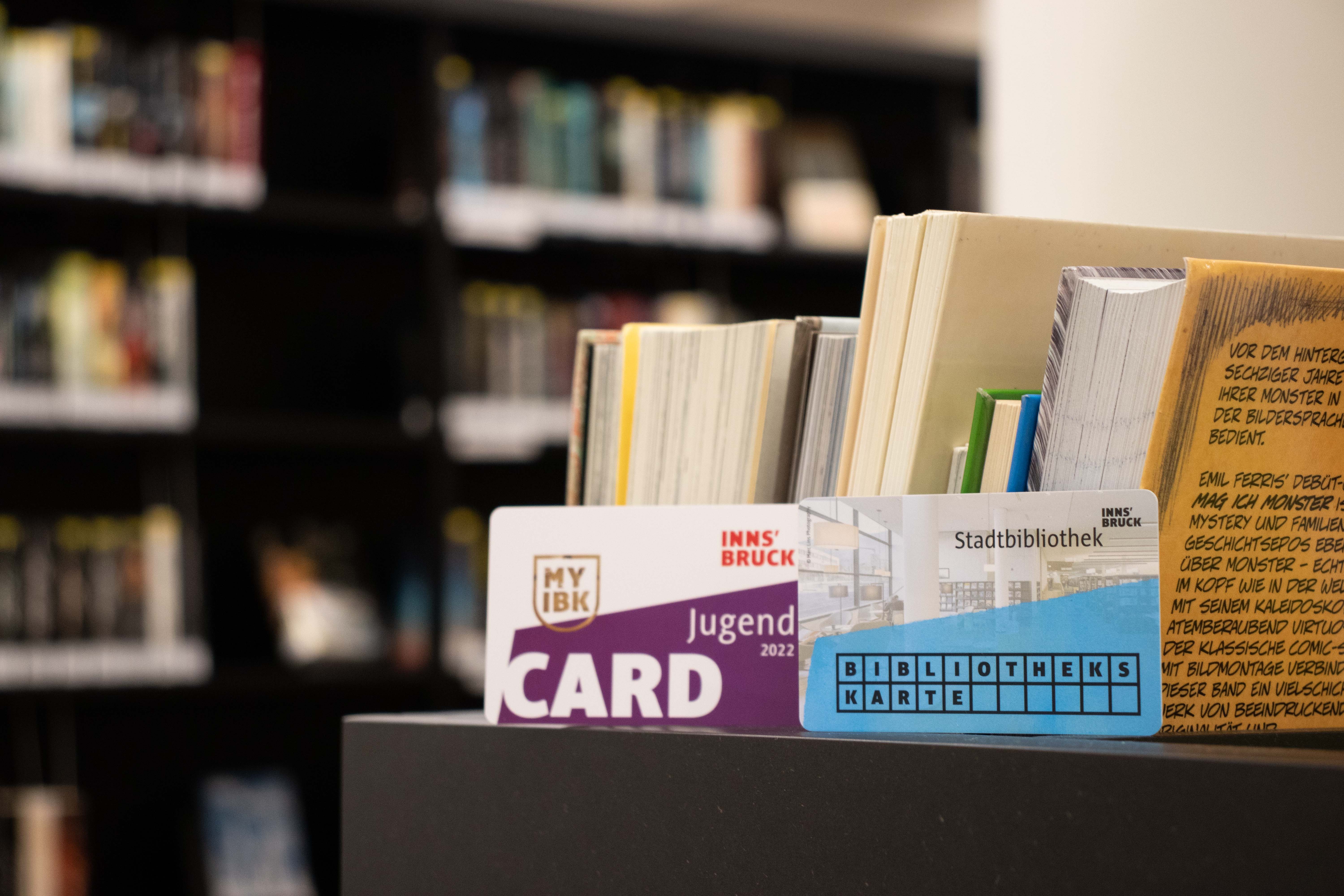 Freie Eintritte, Ermäßigungen und Gutscheine - Jugendliche profitieren das ganze Jahr über von den Vorteilen der „MyInnsbruck JugendCard", die auch die Mitgliedschaft der Stadtbibliothek inkludiert.