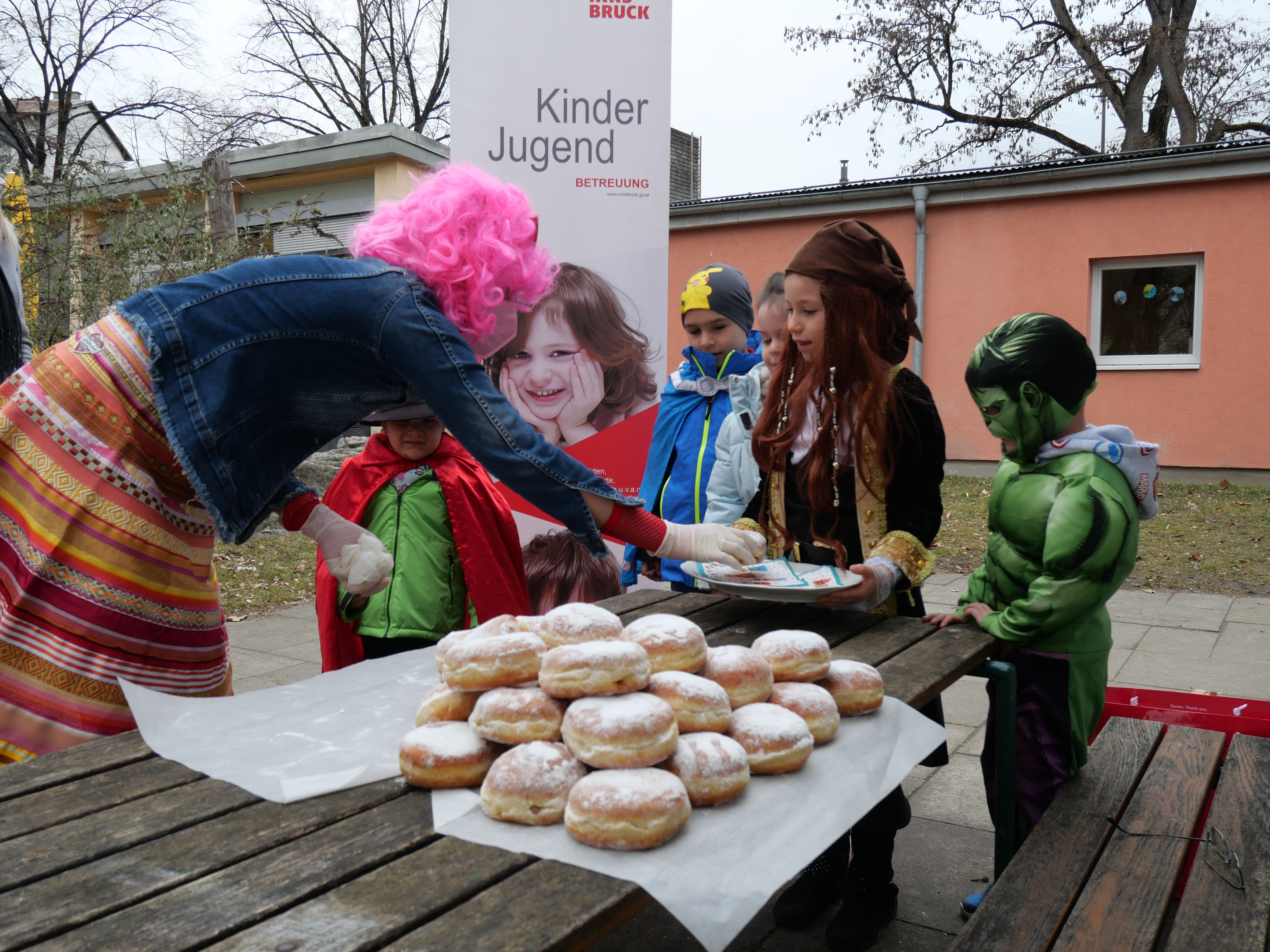 Stadträtin Elisabeth Mayr stattete dem Kindergarten Reichenau einen Besuch ab und verteilte Faschingskrapfen an die Kinder und Kindergartenleiterinnen.