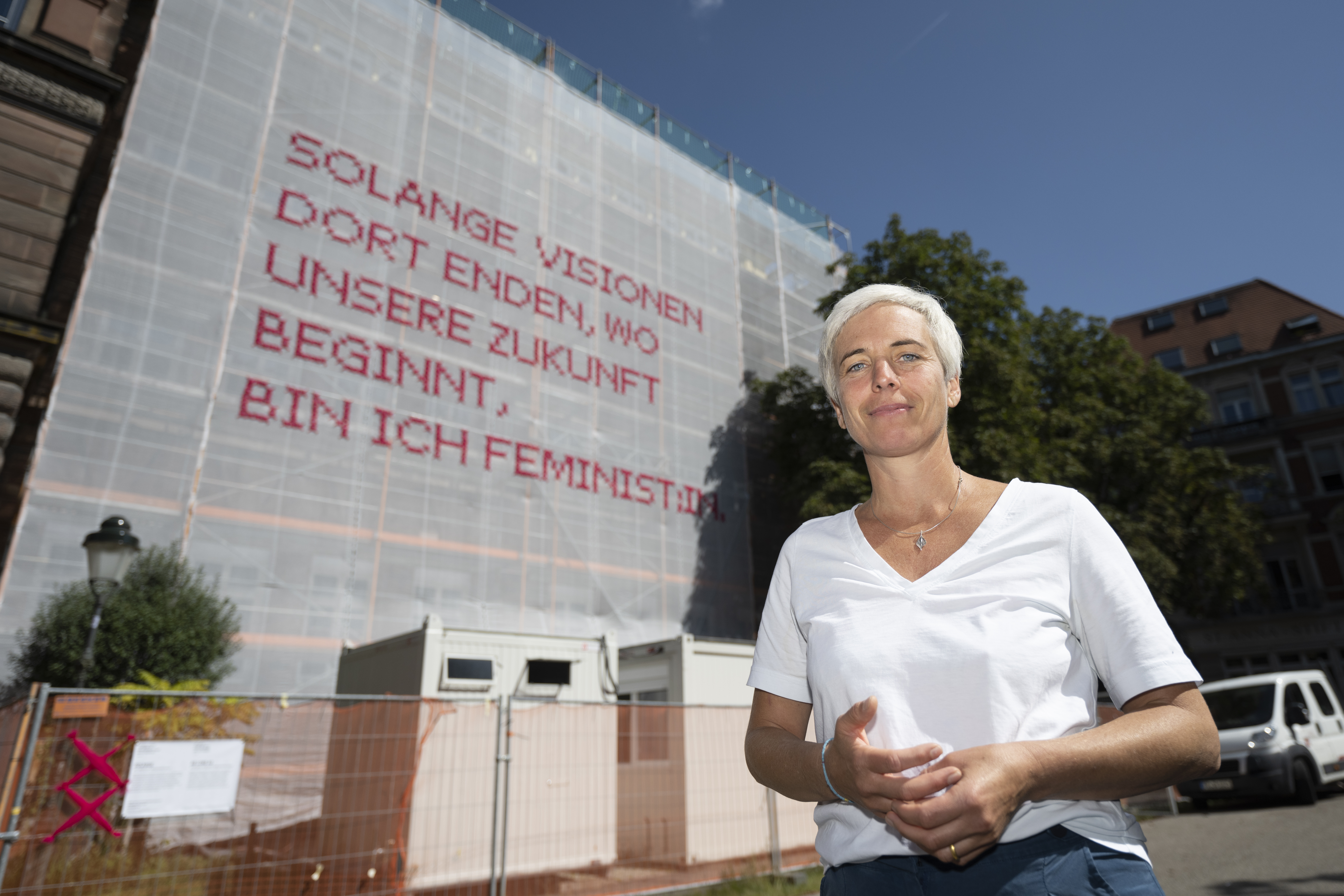 Netze knüpfen schafft Bewusstsein: Dank der hervorragenden Vernetzung zwischen den Partnerstädten Innsbruck und Freiburg konnte die Künstlerin Katharina Cibulka mit ihrer Kunstaktion SOLANGE auch in Deutschland überzeugen.