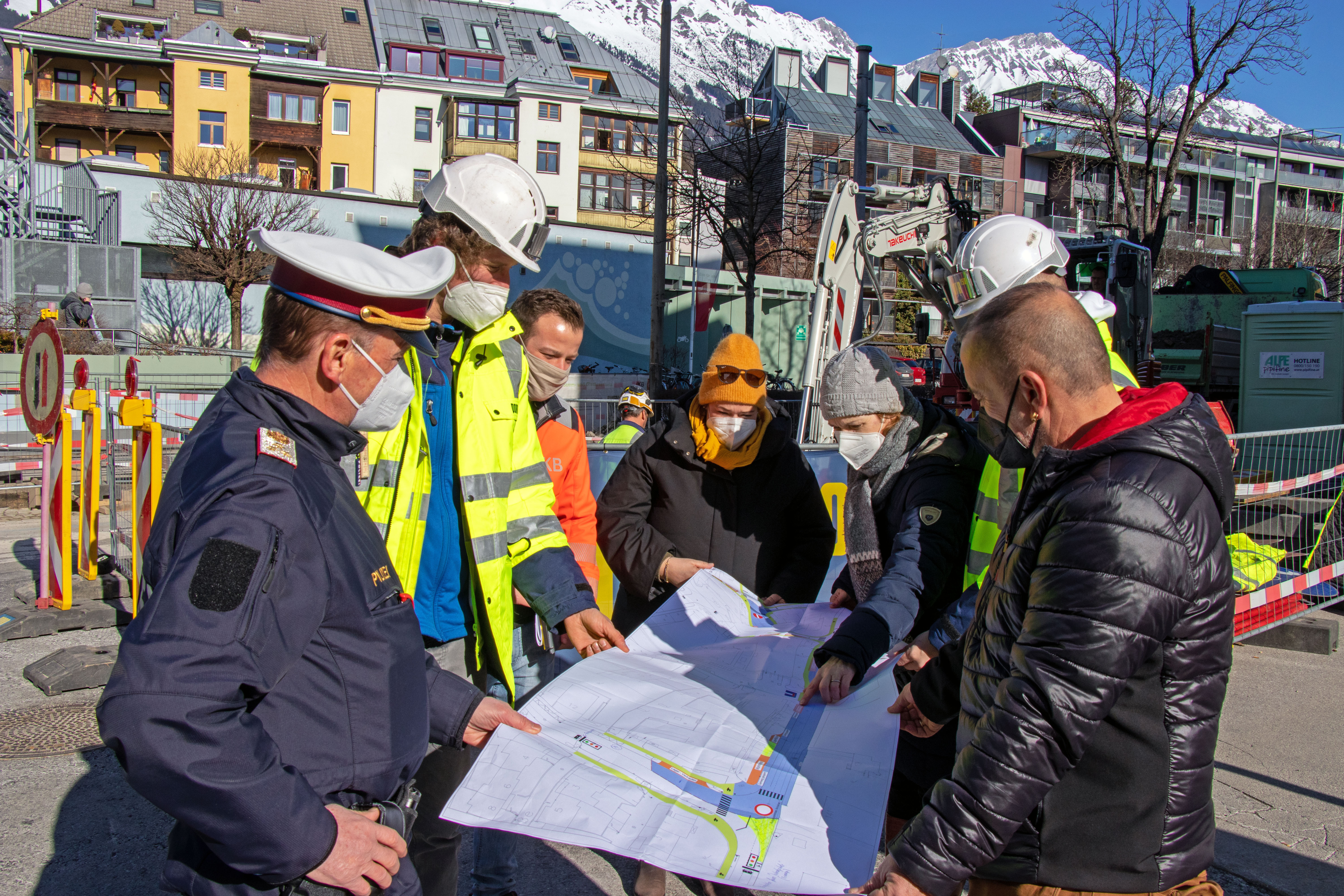 Für einen möglichst reibungslosen Baustellenverlauf ist eine gute Zusammenarbeit aller Beteiligten wichtig. Baustellenkoordinatorin Martina Gura (3. v. r.) bespricht mit Polizei, Baufirma, IKB, Verkehrsbehörde und IVB die Verkehrsführung an der Baustelle Fürstenweg.