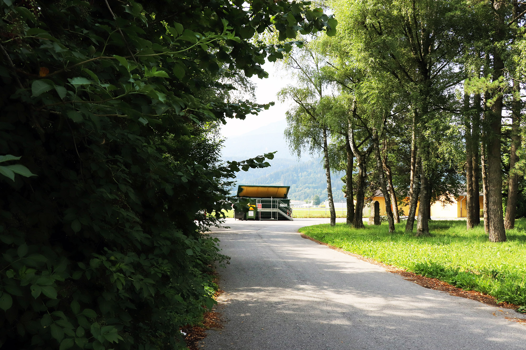 Sobald Bäume, Hecken oder Sträucher die Verkehrssicherheit beeinträchtigen, sind die GrundstückseigentümerInnen dazu verpflichtet, diese auszuästen und zu entfernen. Grünschnitt in Kleinmengen nimmt die Sammelstelle Kranebitten kostenlos von 11. März bis 28. November an.