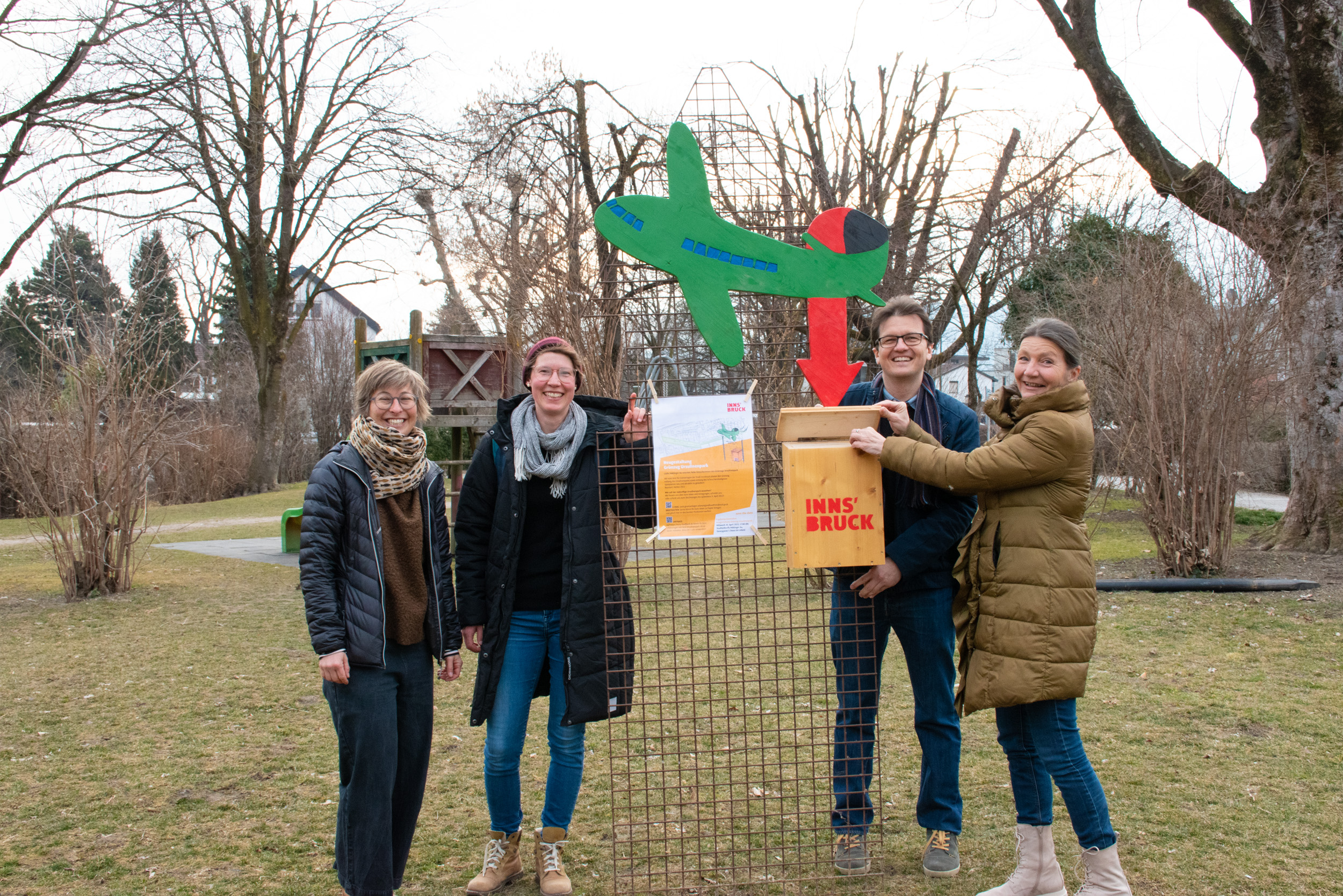 Im Ursulinenpark in der Nähe des Flughafens sollen sprichwörtlich die Ideen landen, demonstrieren Stadträtin Uschi Schwarzl (r.), Markus Pinter (Grünanlagen-Planung und Bau), Lilian Winter (Stadtteilkoordinatorin, 2.v.l.) und Lisa Stöllnberger (Grünanlagen-Planung und Bau; ganz links).