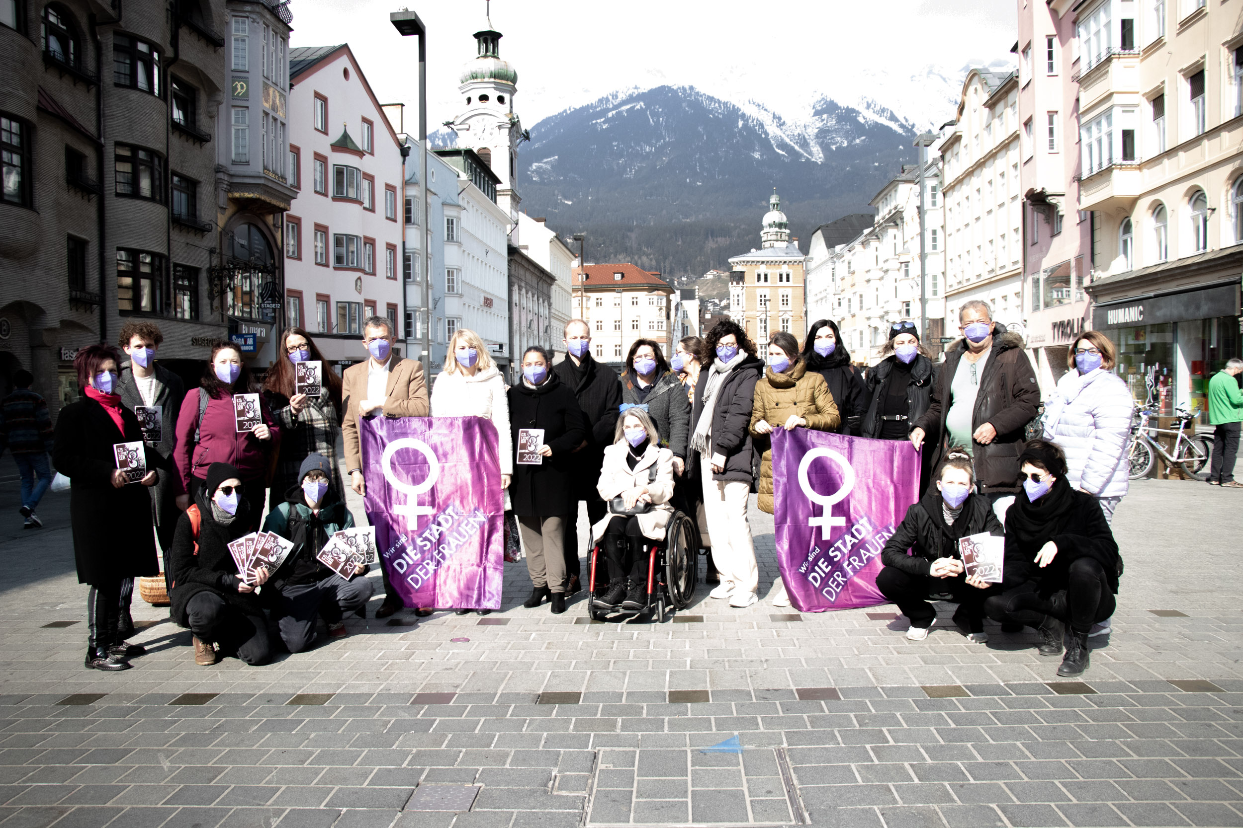 Referatsleiterin Uschi Klee (Frauen und Generationen), Bürgermeister Georg Willi, Frauenstadträtin Elisabeth Mayr, Vizebürgermeister Johannes Anzengruber, Stadträtin Uschi Schwarzl sowie GemeinderätInnen und VertreterInnen von Frauenorganisationen setzten am Weltfrauentag ein sichtbares Zeichen der Solidarität.