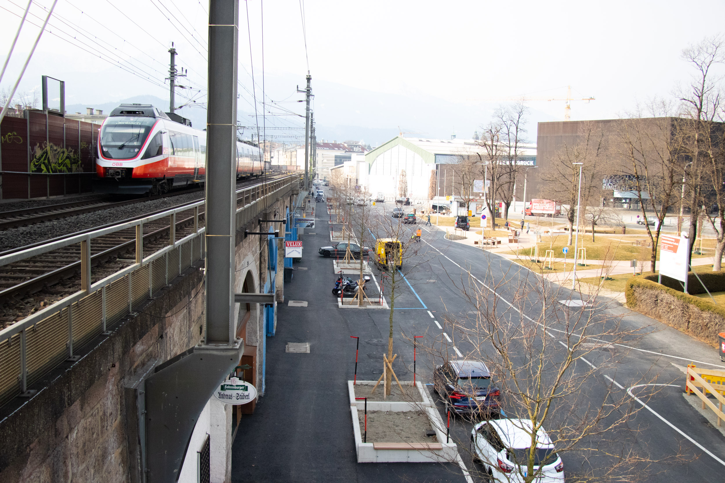 Aktuell werden Möglichkeiten einer temporären Fußgängerzone bzw. einer Begegnungszone an der S-Bahn-Haltestelle Messe geprüft.