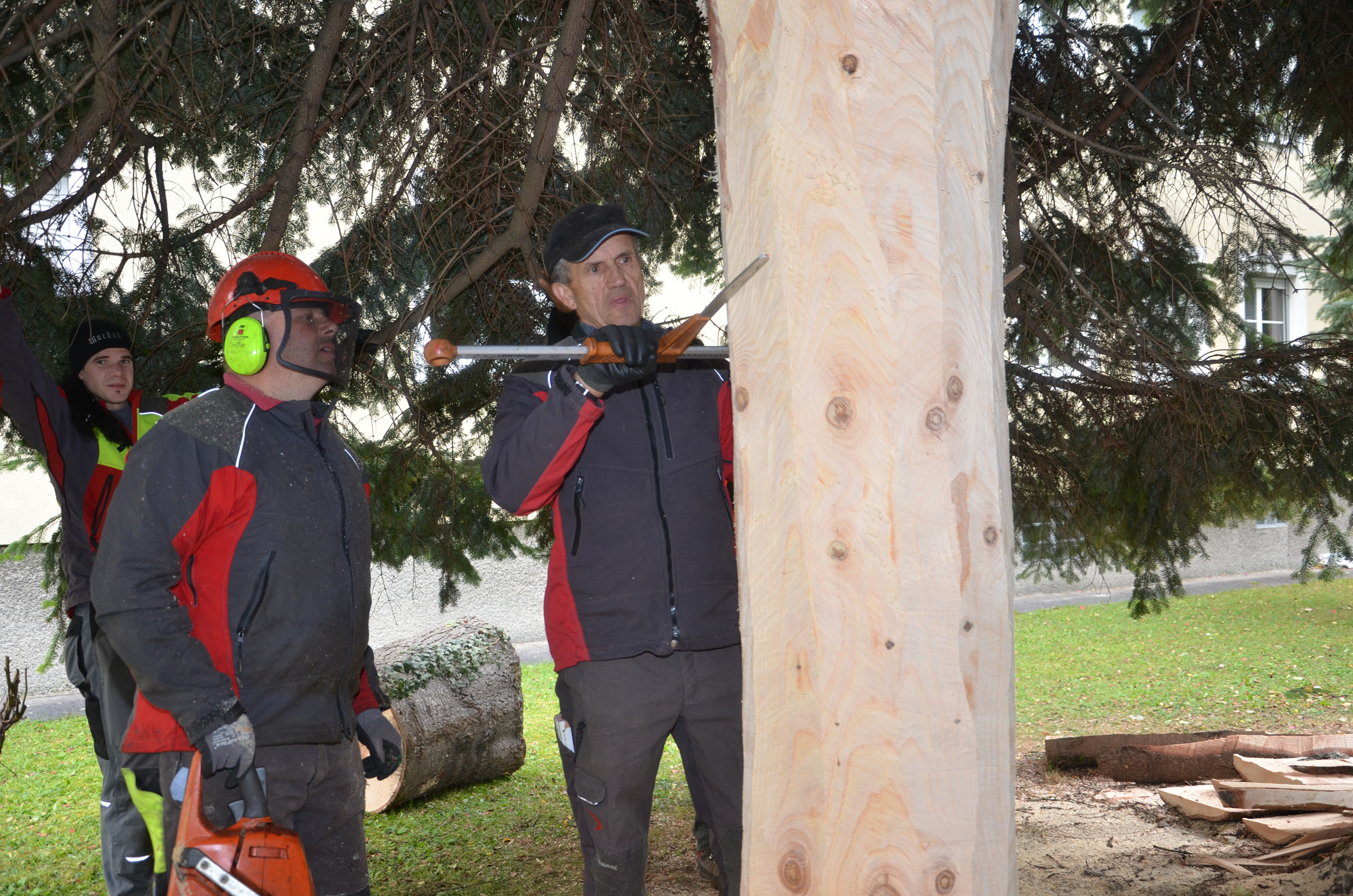 Andreas misst, ob der nötige Durchmesser von 42 cm für die Bodenverankerung vor dem Goldenen Dachl schon erreicht ist.