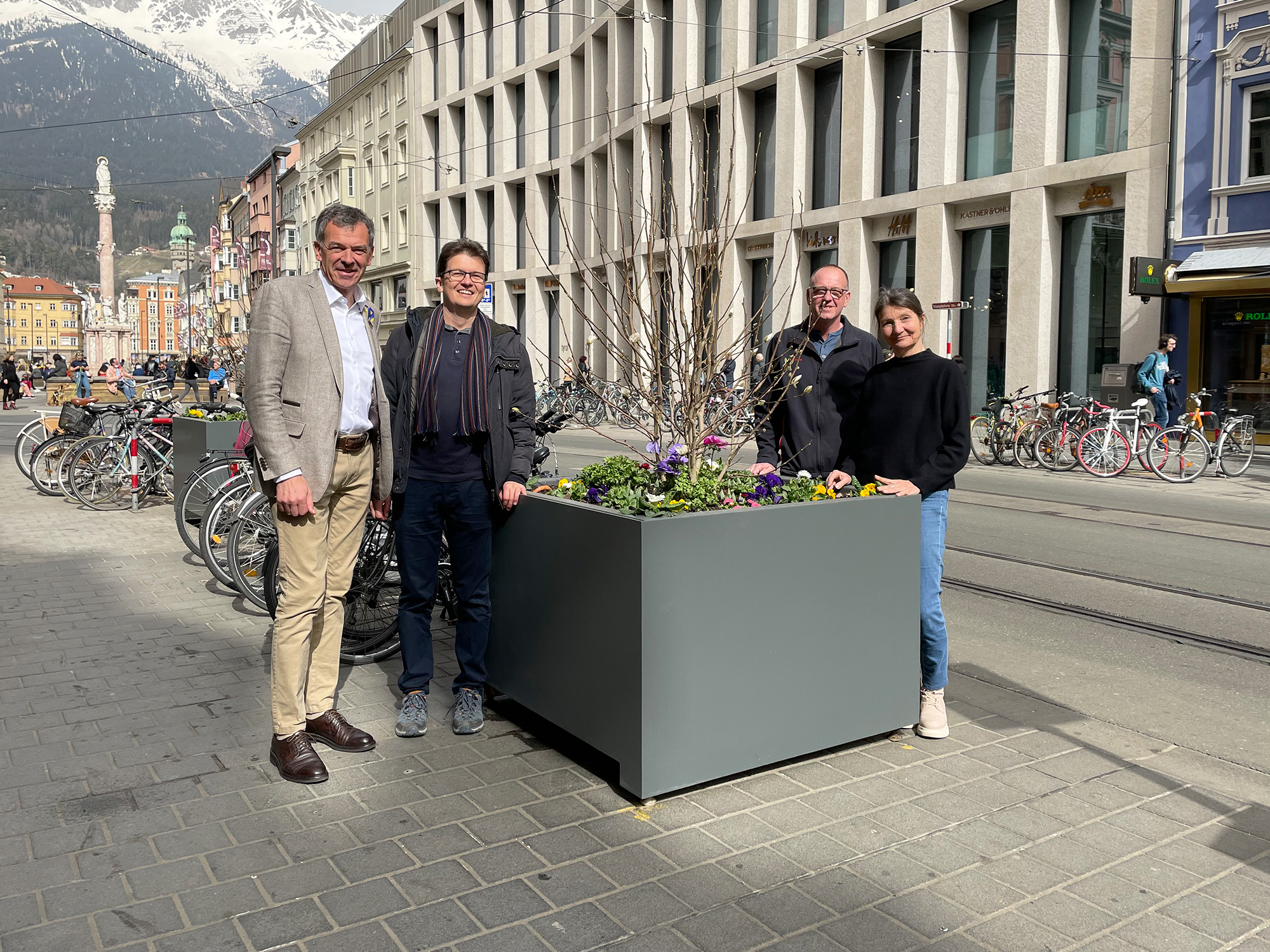 Bürgermeister Georg Willi, Markus Pinter und Robert Maier vom Grünanlagenamt begrüßen gemeinsam mit Umweltstadträtin Uschi Schwarzl (v. l. n. r.) das neue mobile Grün in der Stadt.