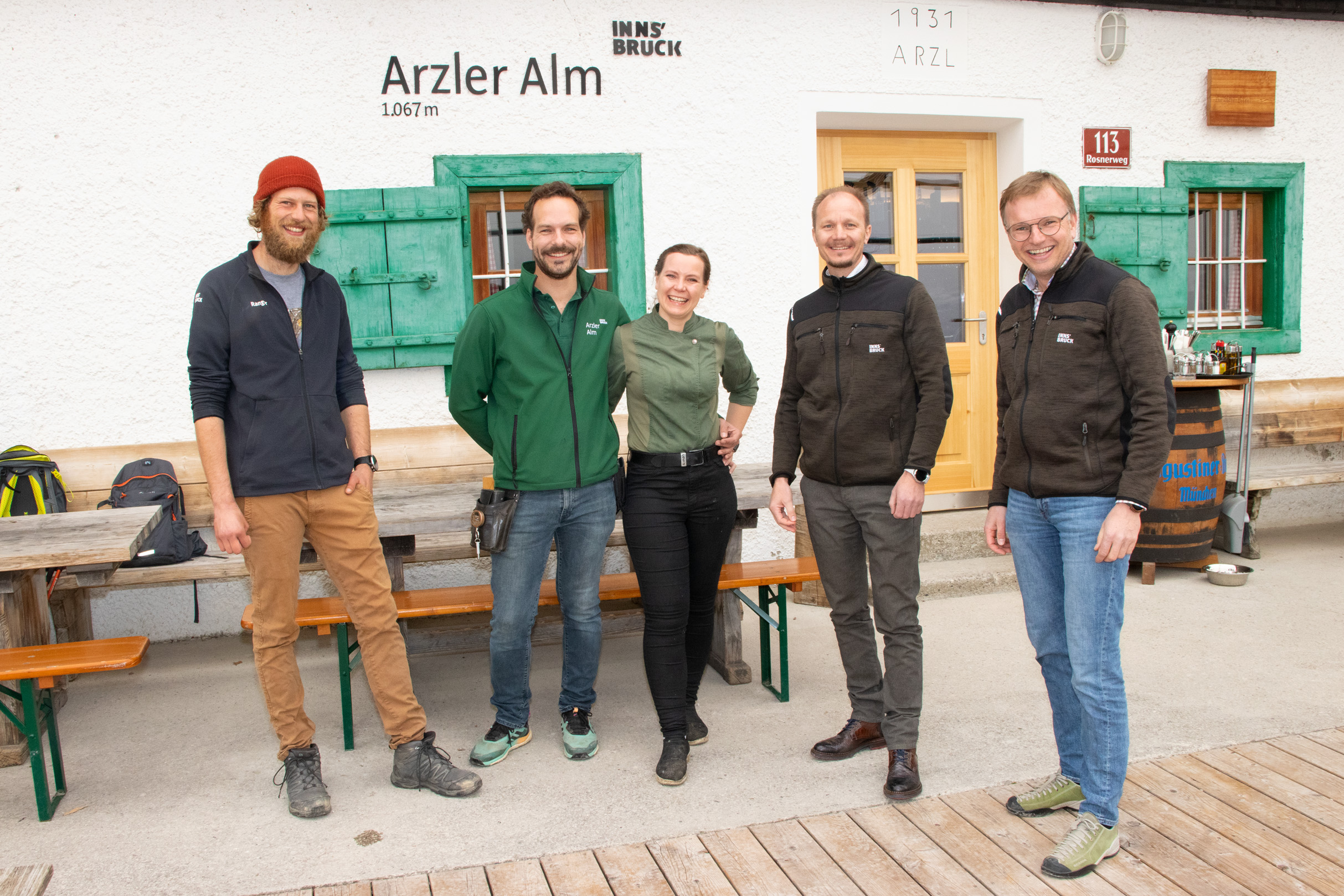 Freuen sich auf die neue Almsaison (v.l.): Ranger Mathias Bonauer, Alexander Hulak und Christina Meilinger (PächterInnen Arzler Alm), Vizebürgermeister Johannes Anzengruber und Albuin Neuner (Referatsleiter Natur und Erholung).