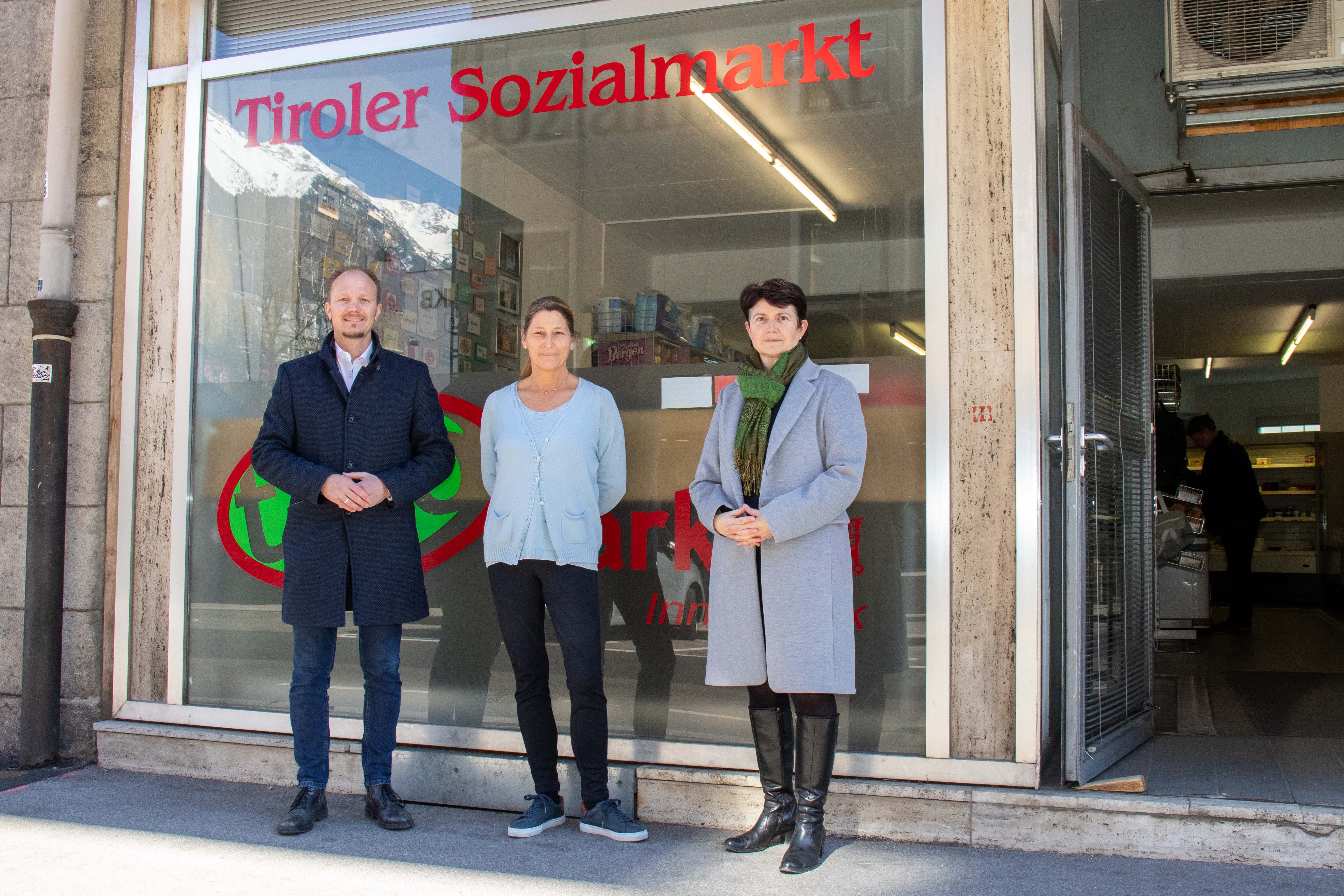 Geflüchtete UkrainerInnen sind im Tiroler Sozialmarkt in der Adamgasse 13 willkommen. (V.l.n.r.) Vizebürgermeister Johannes Anzengruber, TISO-Geschäftsführerin Michaela Landauer und Caritasdirektorin der Diöseze Innsbruck, Elisabeth Rathgeb