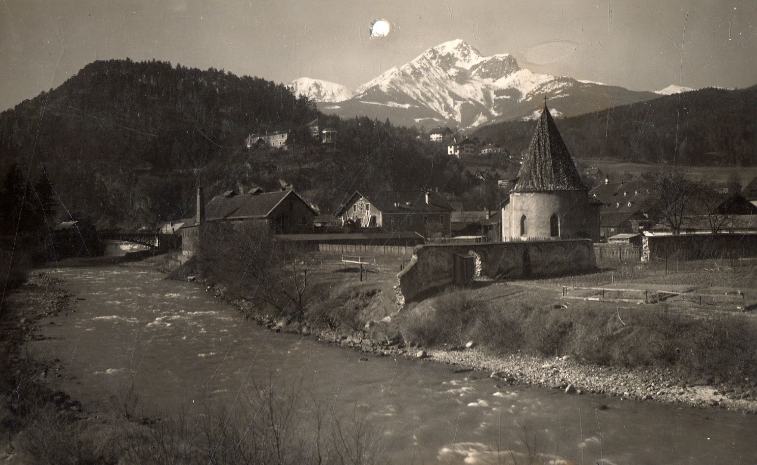 Auf diesem Foto, das gegen Ende der 1920er-Jahre entstanden sein dürfte, sind die Sill, das St. Bartlmä Kirchlein und die Gebäude der ehemaligen Wiltener Stiftsmühle abgebildet.