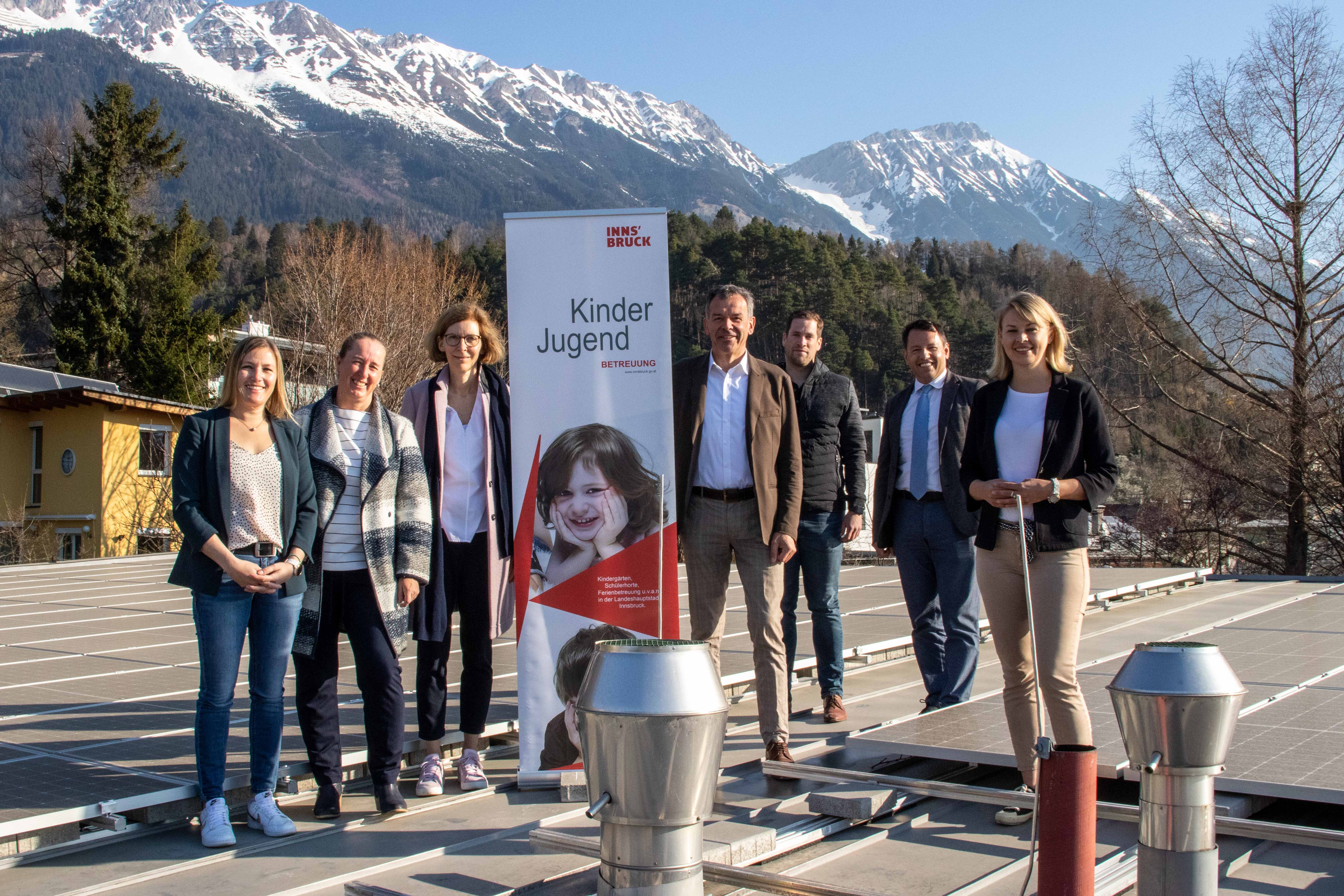 Freuen sich über den umweltfreundlichen Ökostrom am Dach des Kindergartens Hötting (v.l.n.r.): Daniela Huber (Bereichskoordinatorin der städtischen Kindergärten), Maria Hell (Kindergartenleitung Hötting), Amtsvorständin Martina Zabernig (Kinder, Generationen und Jugend), Bürgermeister Georg Willi, technischer Projektverantwortlicher der IIG Bernhard Pfeifer und IIG-Geschäftsführer Franz Danler sowie Bildungsstadträtin Elisabeth Mayr.