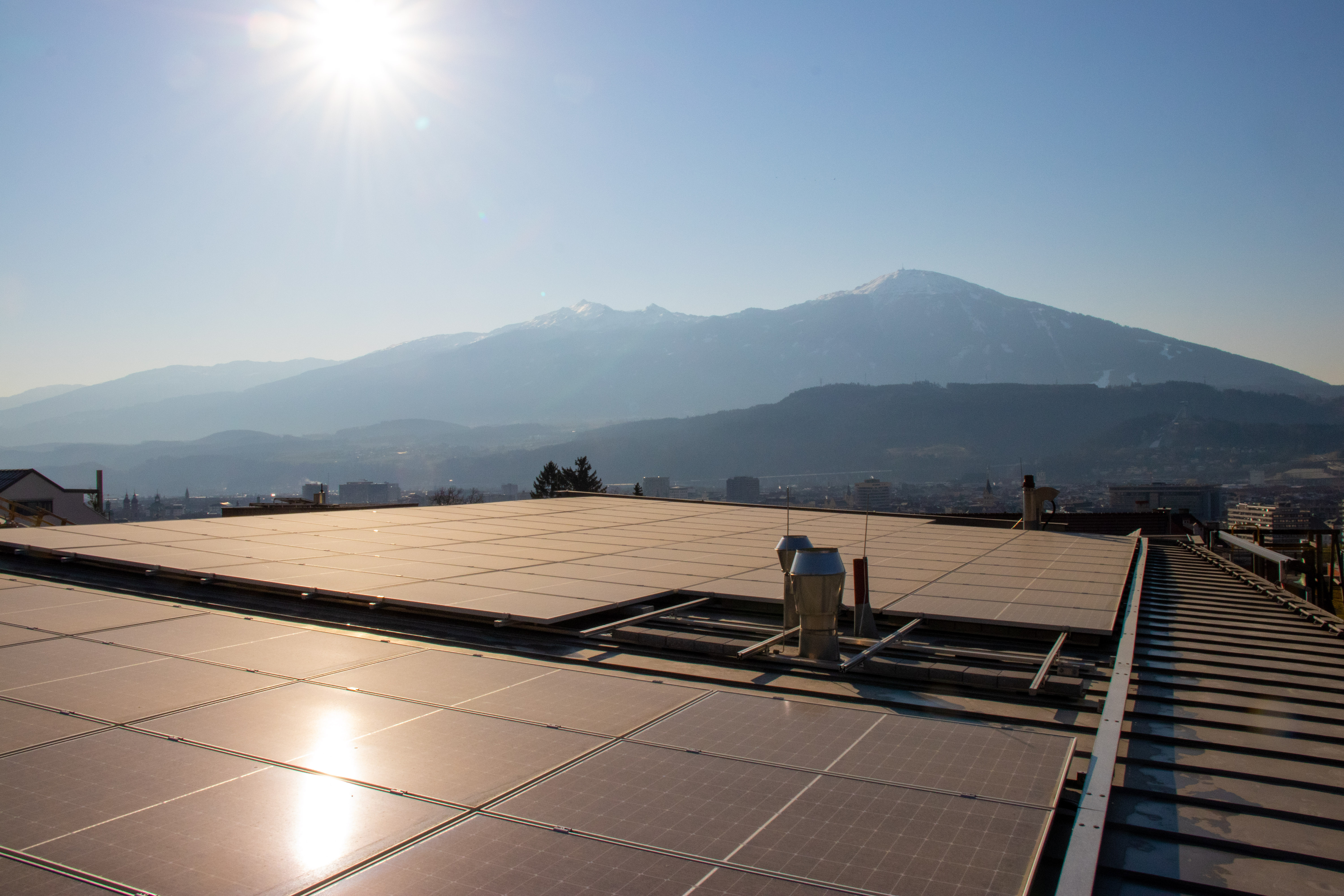 Auf 16 Dächern von städtischen Bildungseinrichtungen wird aktuell die Kraft der Sonne für sauberen Strom genutzt.