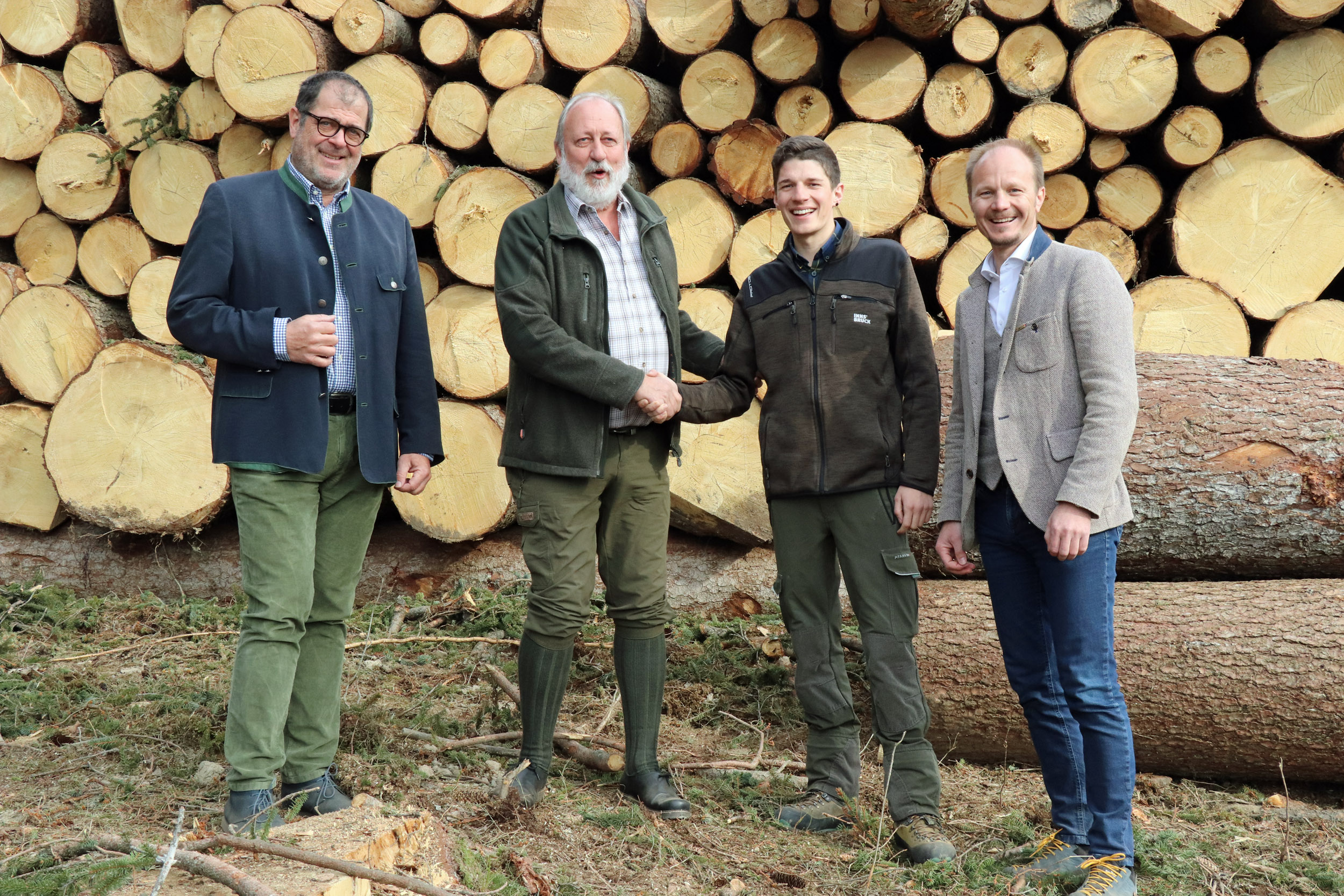 Andreas Wildauer, Amtsleiter für Wald und Natur (l.) und Vizebürgermeister Johannes Anzengruber (r.) verabschiedeten Förster Kurt Pröller (2.v.l.) in den Ruhestand und hießen den neuen Referatsleiter für Wald und Almen, Florian Jäger (2.v.r.), offiziell willkommen.