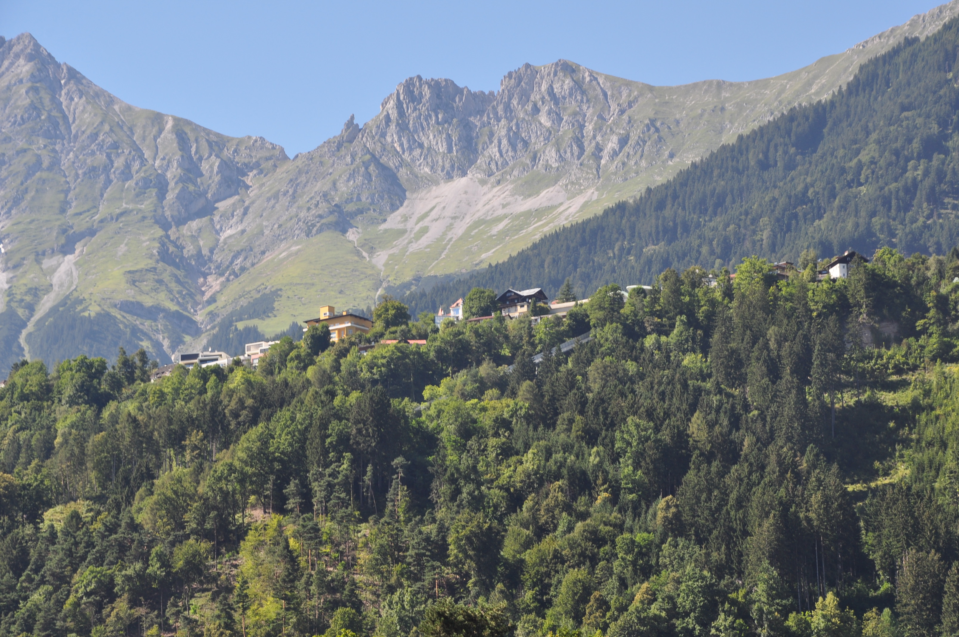 Der Hungerburgweg vom Schillerweg zur Hungerburg bleibt ab Montag, 4. April, voraussichtlich 20 Tage lang gesperrt.