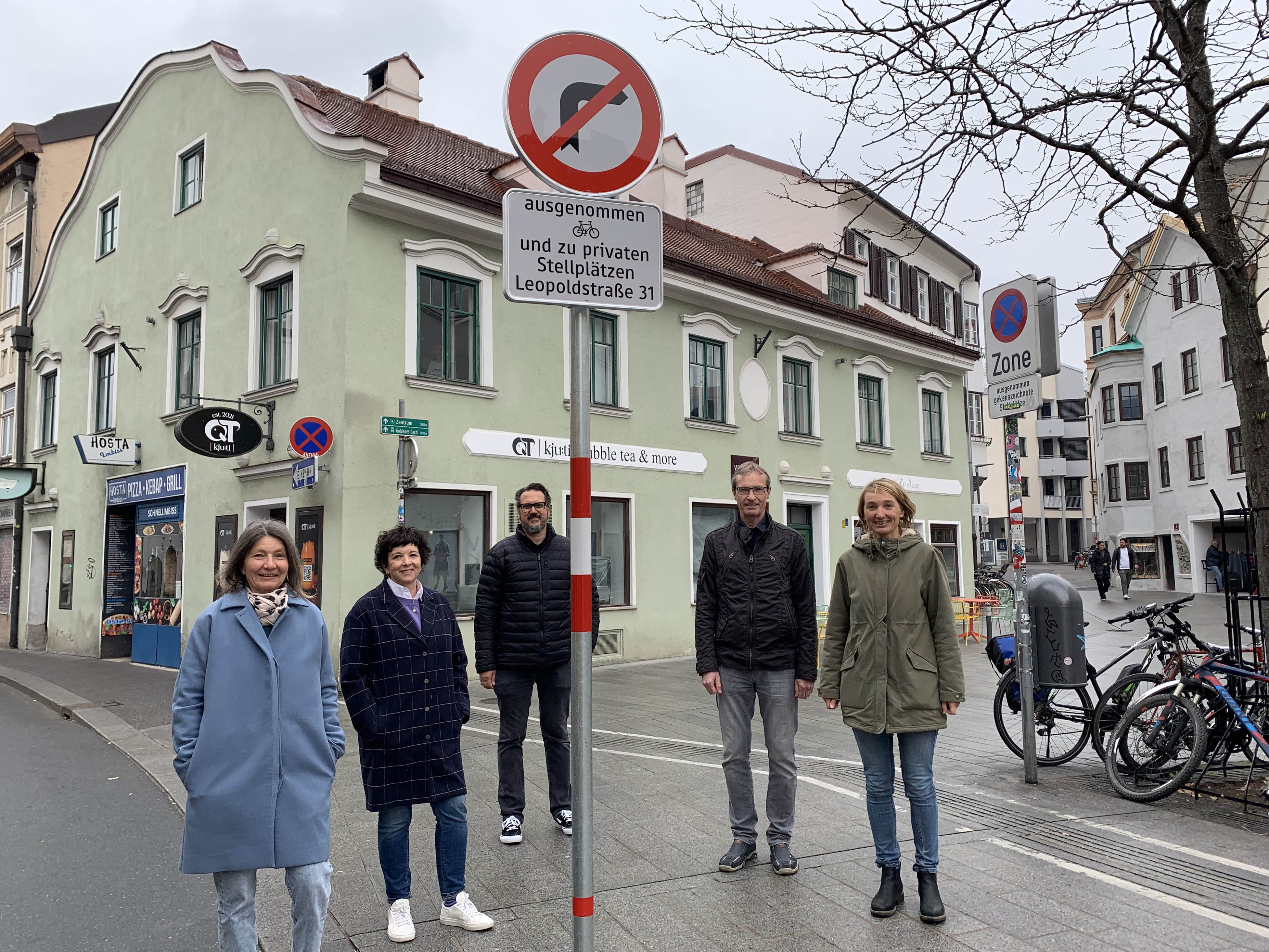 Mobilitätsstadträtin Uschi Schwarzl, Barbara Wachter und Adi Rauscher vom Wirtschaftsverein, Michael Kaufmann von der städtischen Verkehrsplanung und Maria Habernig-Fiecht vom Stadtteilzentrum Wilten (v. l. n. r.), machten sich vor Ort am verkehrsberuhigten Wiltener Platzl ein Bild.