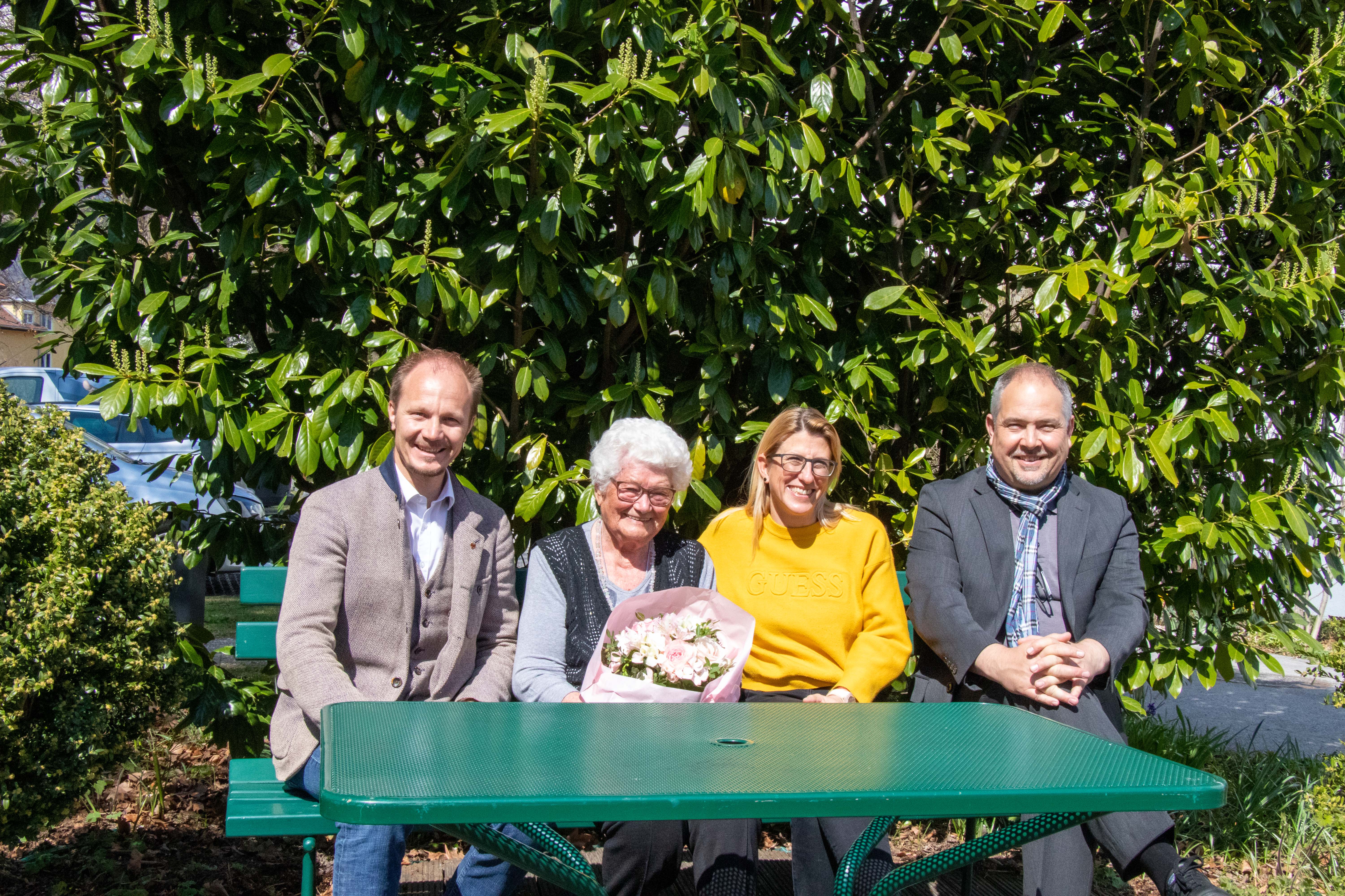 Vizebürgermeister Johannes Anzengruber (links) überbrachte im Beisein der Enkelin Nina und dem Enkel Wolfgang die besten Glückwünsche an die Jubilarin Else Aumayer.